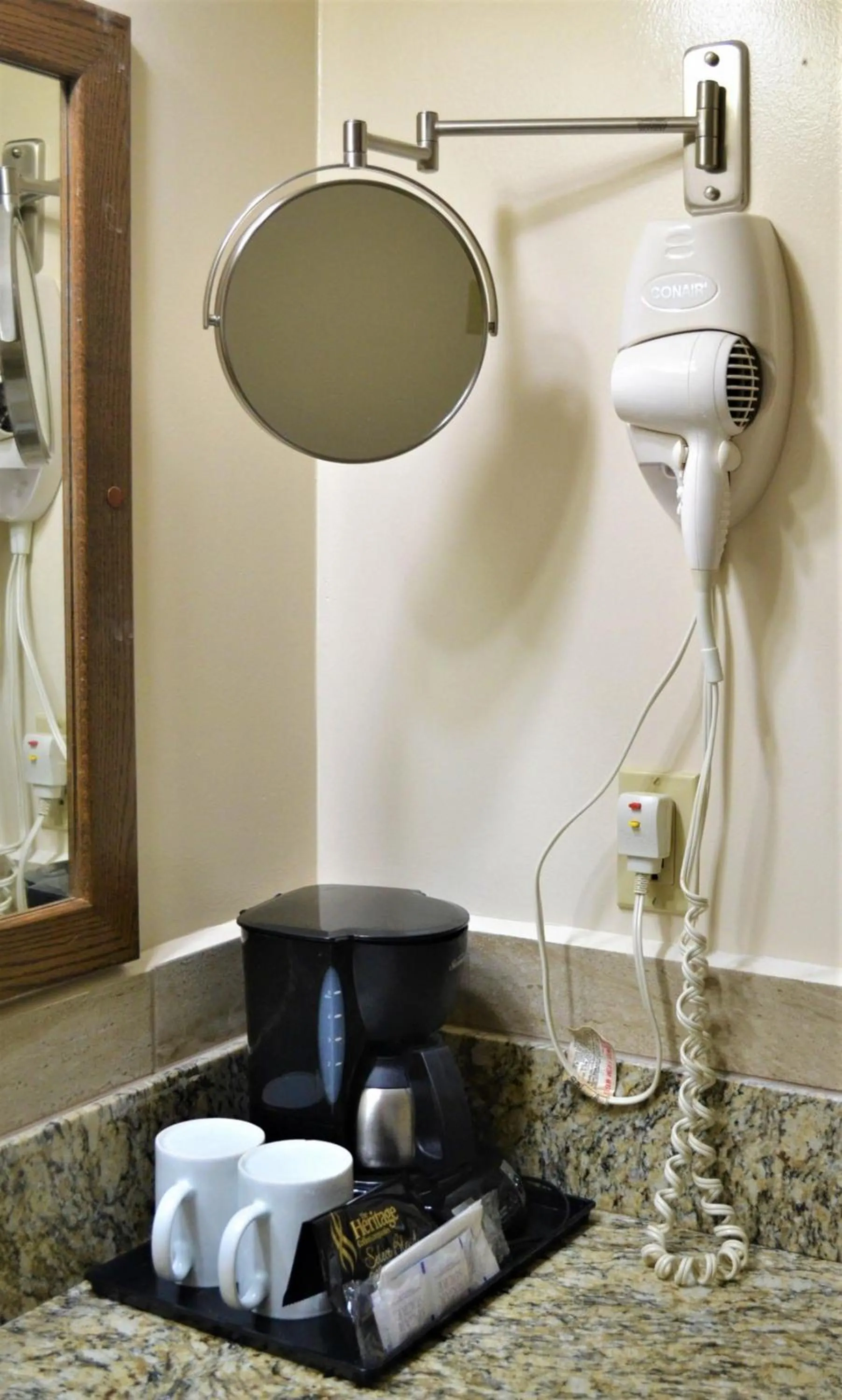 Coffee/tea facilities in Newmarket Inn