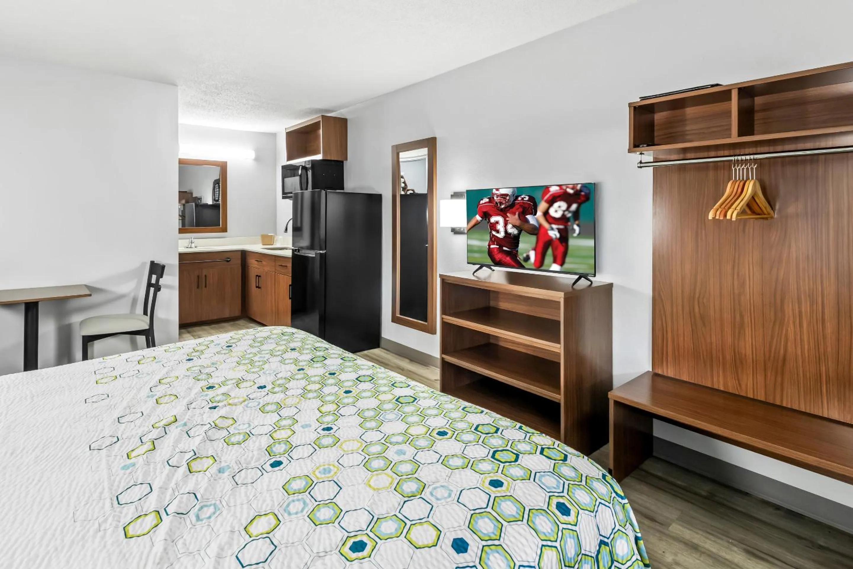 Bed in HomeTowne Studios by Red Roof Florence, KY-Cincinnati Airport