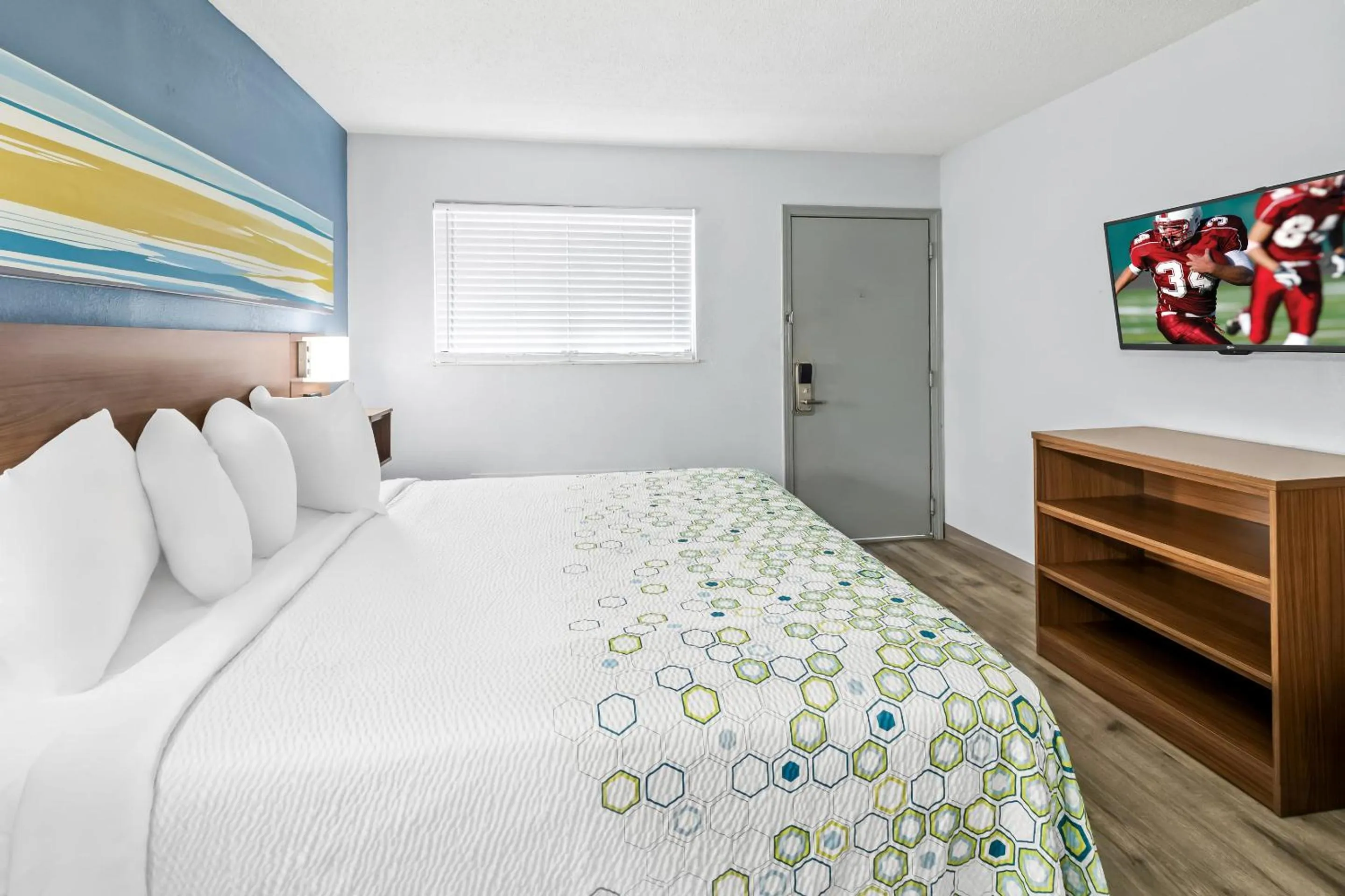 Bed in HomeTowne Studios by Red Roof Florence, KY-Cincinnati Airport