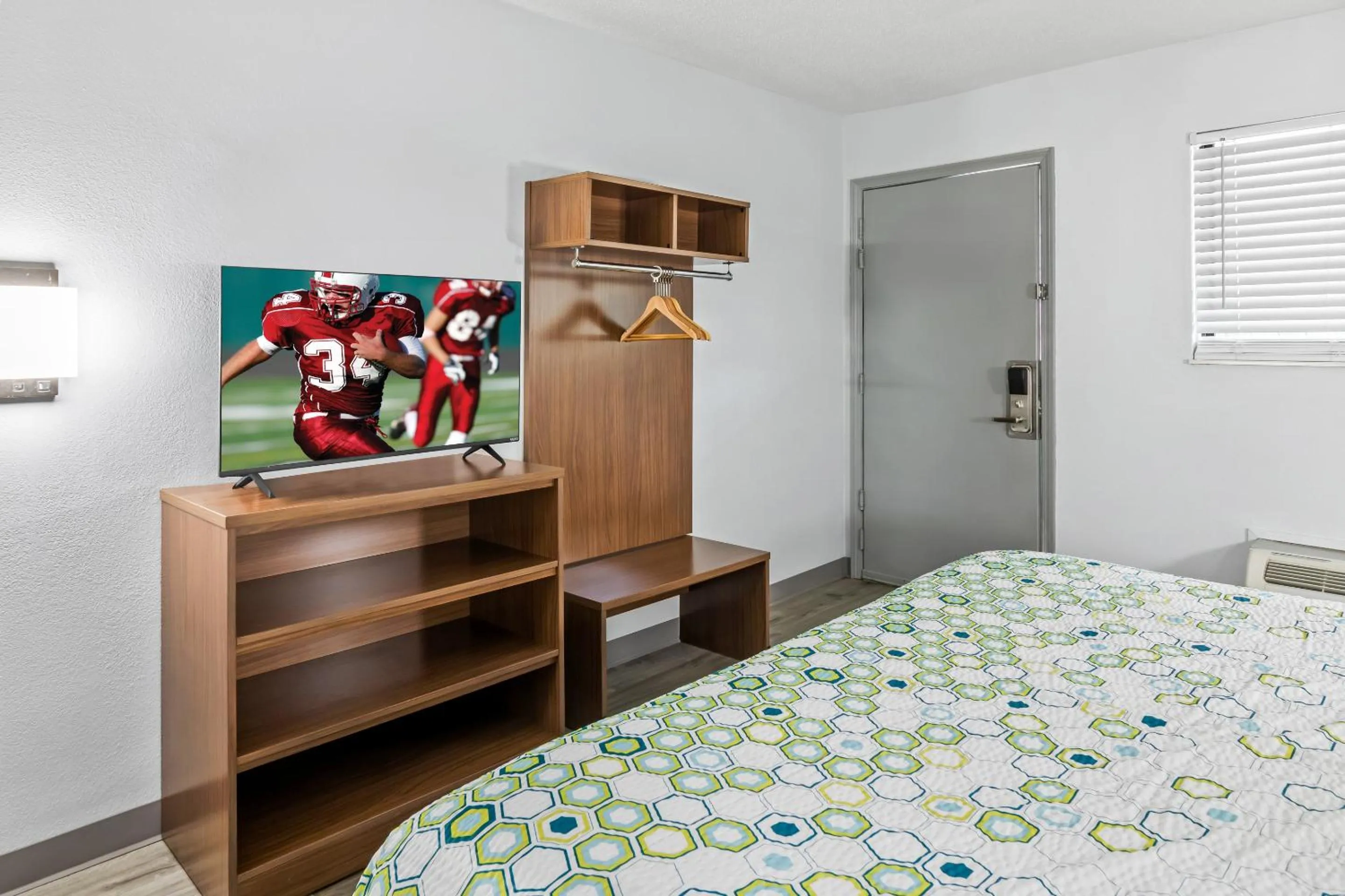 TV and multimedia, Bed in HomeTowne Studios by Red Roof Florence, KY-Cincinnati Airport