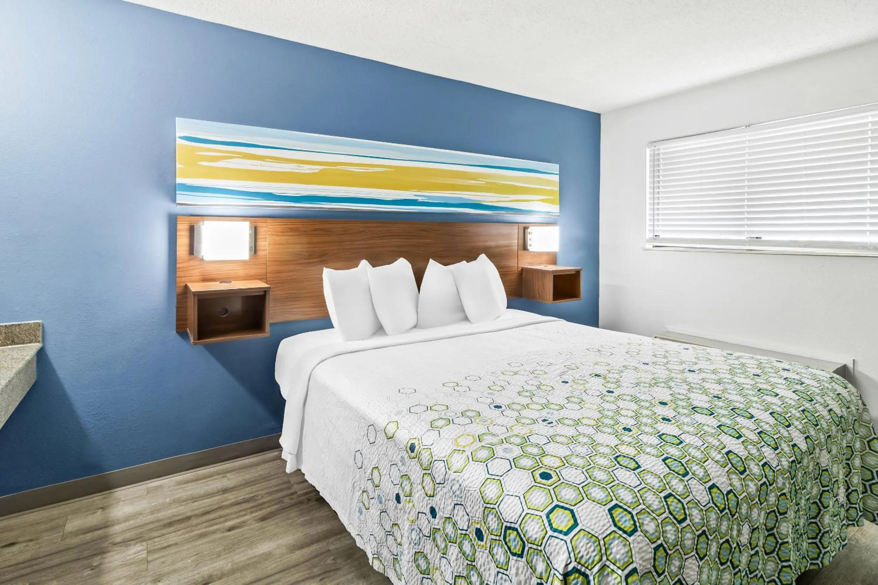 Bed in HomeTowne Studios by Red Roof Florence, KY-Cincinnati Airport