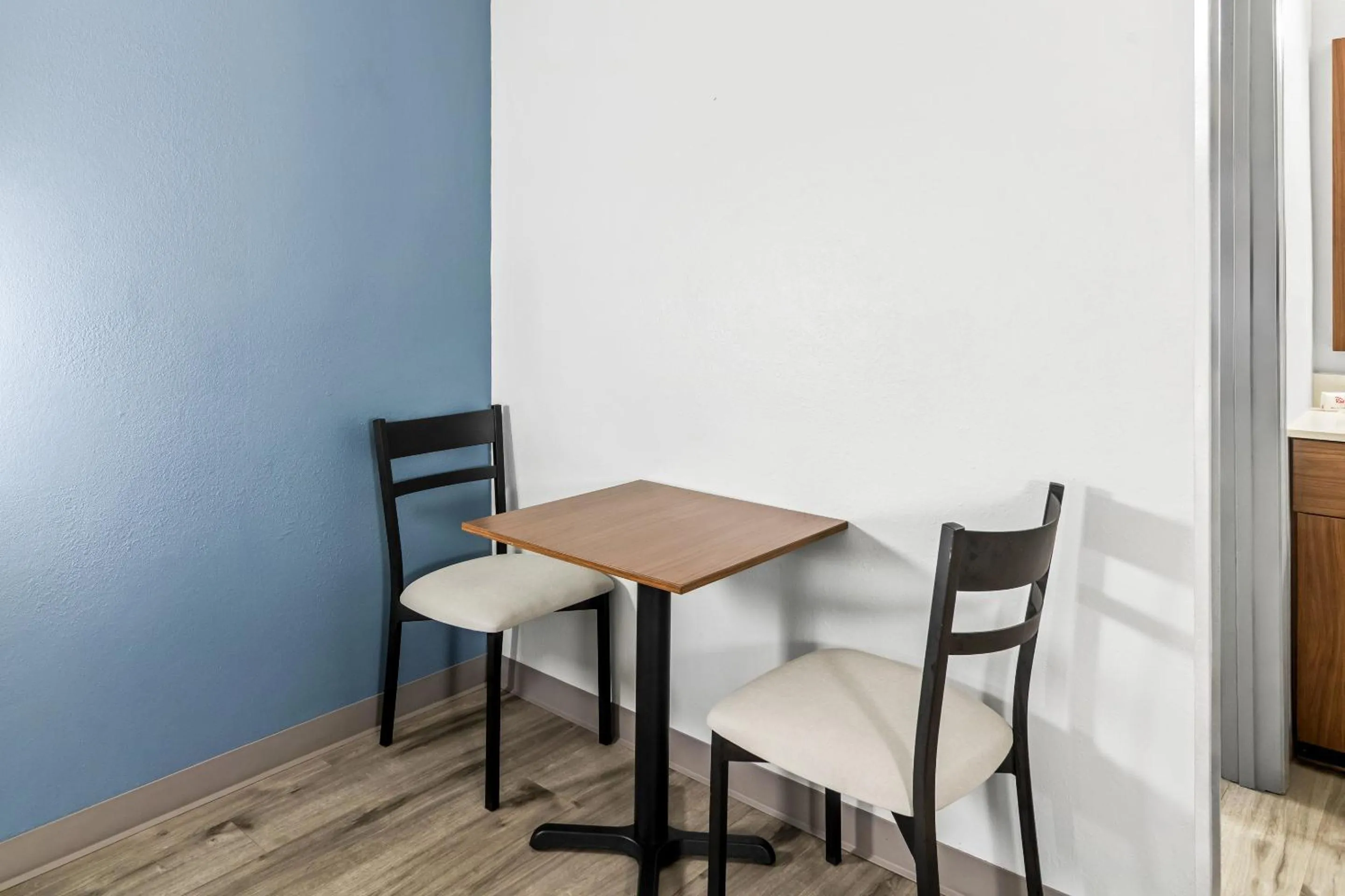 Dining area in HomeTowne Studios by Red Roof Florence, KY-Cincinnati Airport