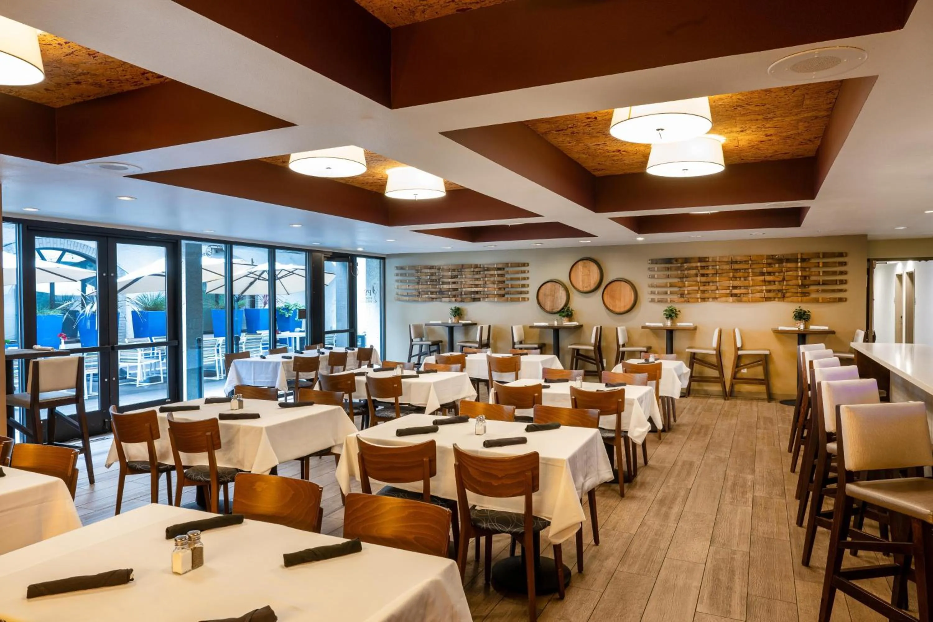 Restaurant/places to eat in DoubleTree by Hilton Campbell - Pruneyard Plaza