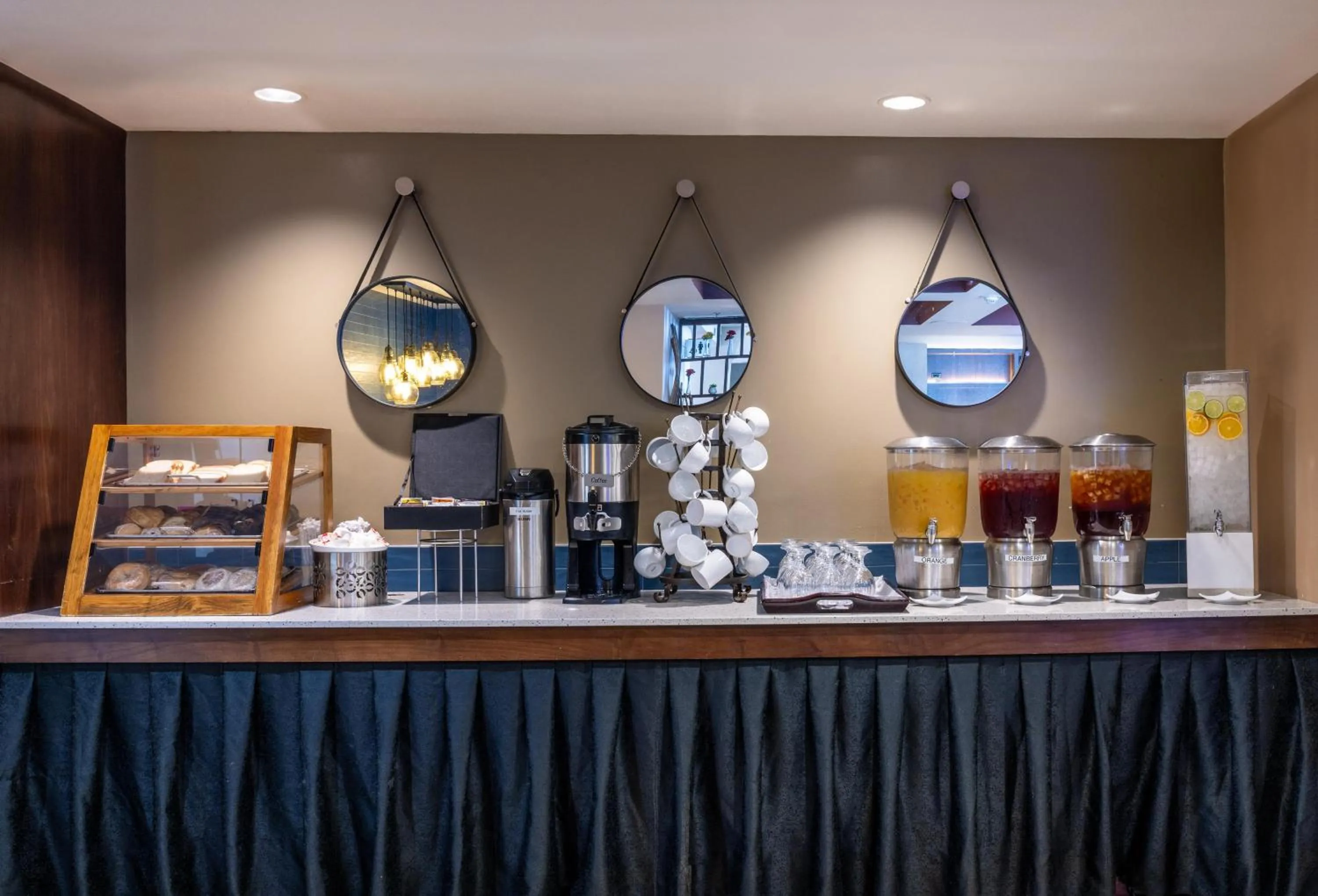 Restaurant/places to eat in DoubleTree by Hilton Campbell - Pruneyard Plaza