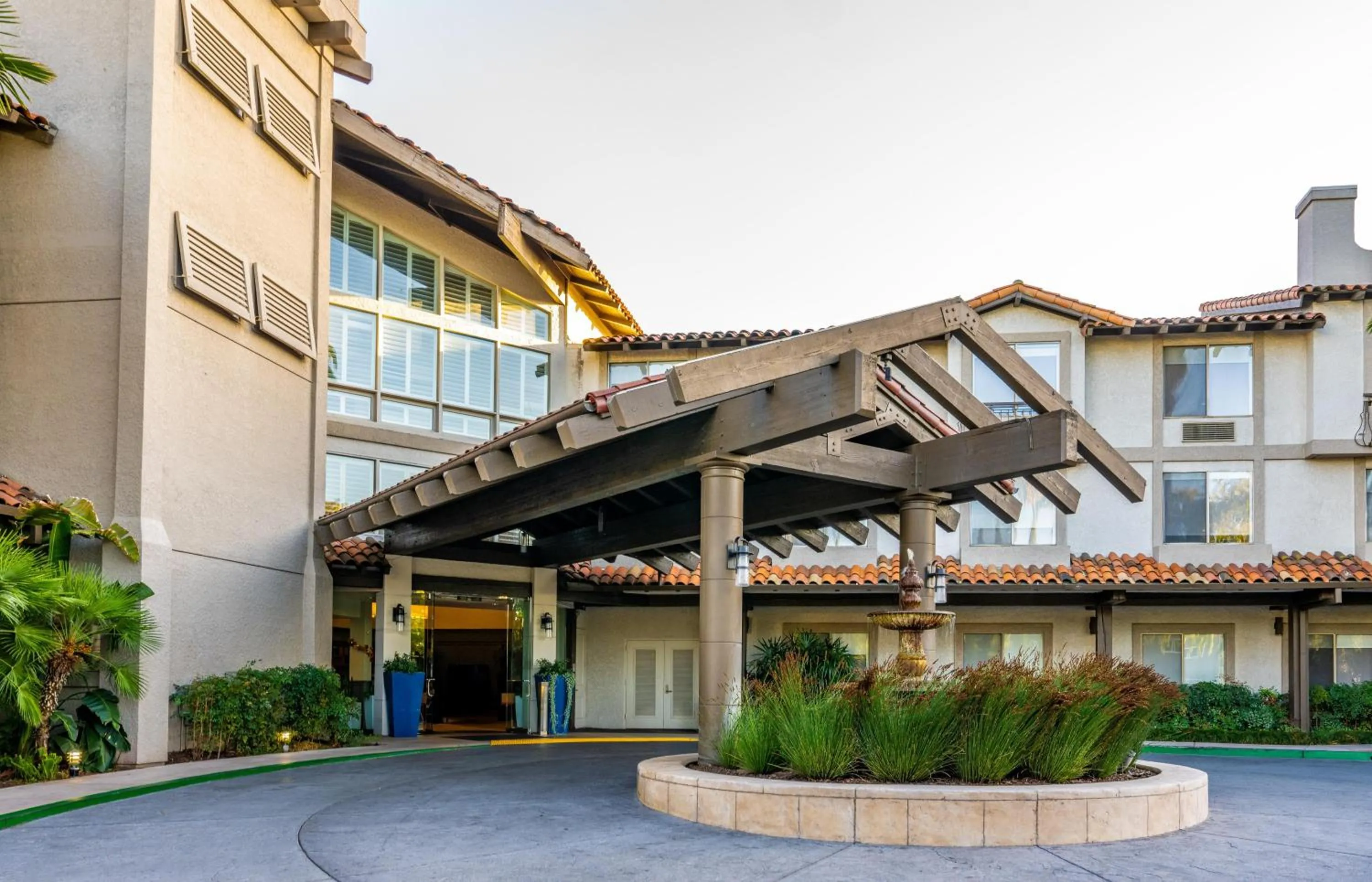 Property building in DoubleTree by Hilton Campbell - Pruneyard Plaza