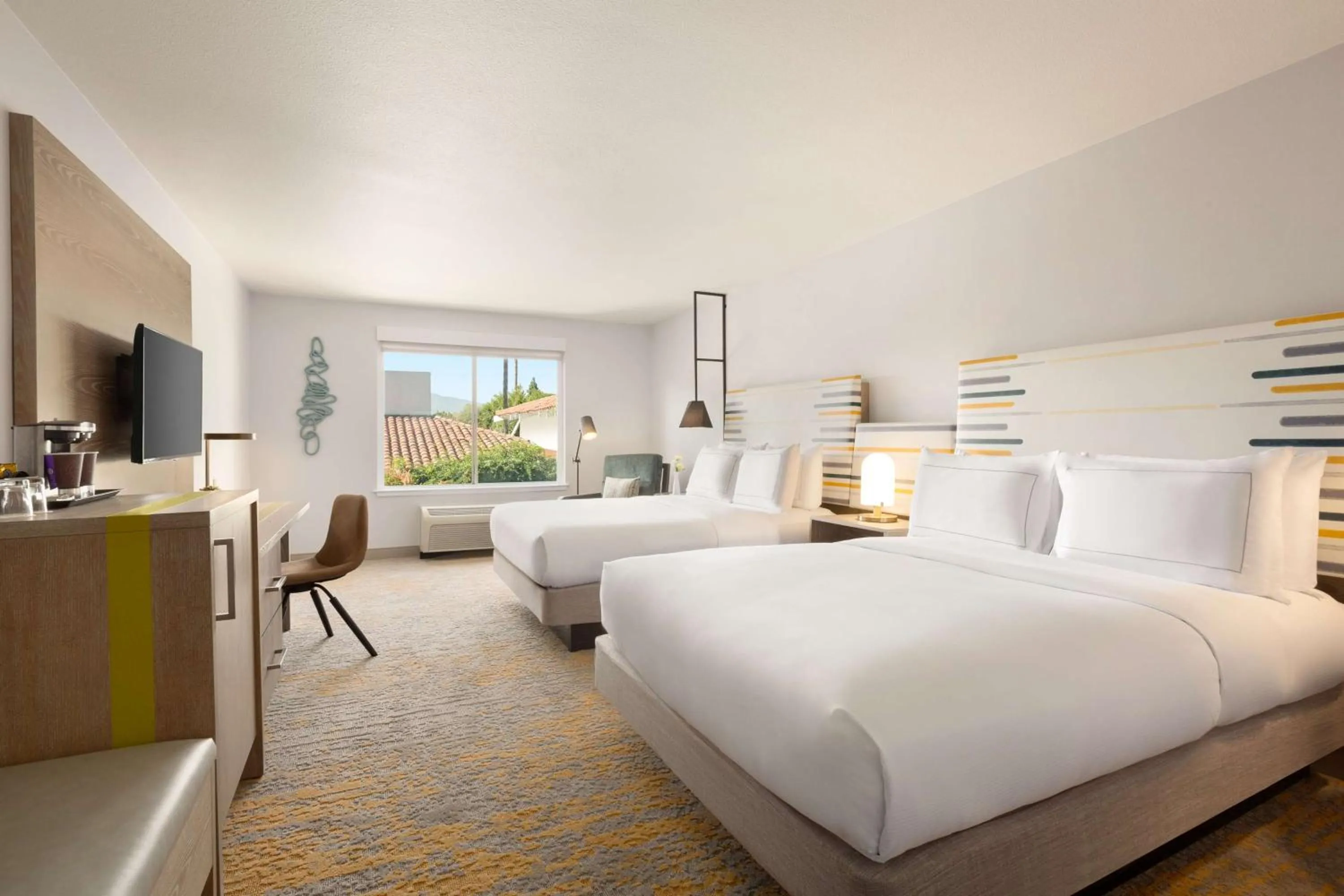 Bedroom, Bed in DoubleTree by Hilton Campbell - Pruneyard Plaza