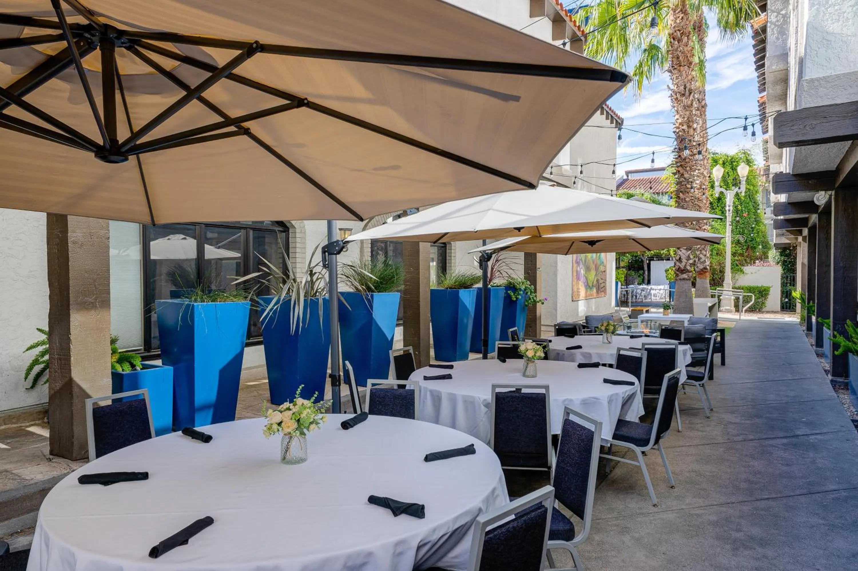 Inner courtyard view in DoubleTree by Hilton Campbell - Pruneyard Plaza
