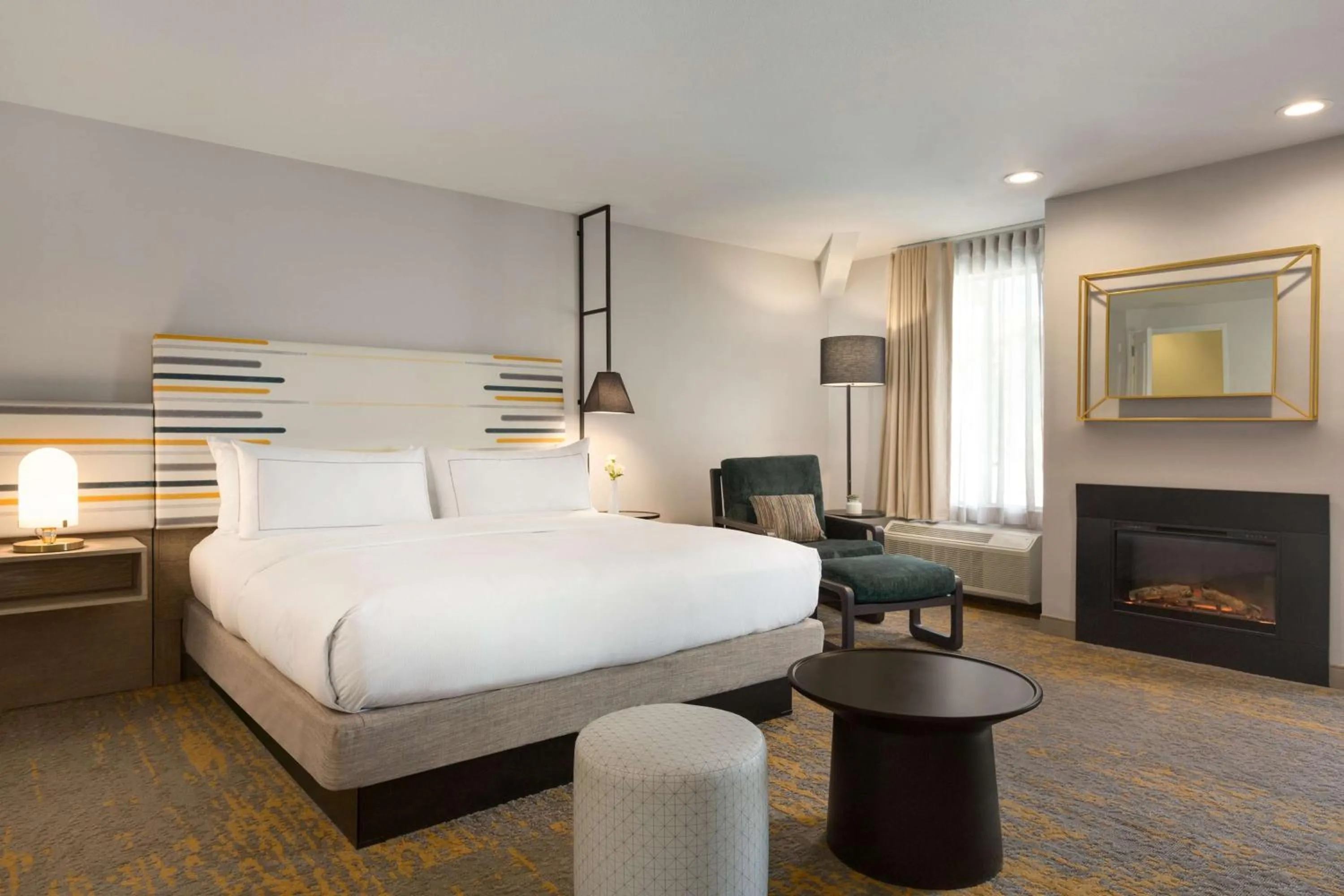 Bed in DoubleTree by Hilton Campbell - Pruneyard Plaza