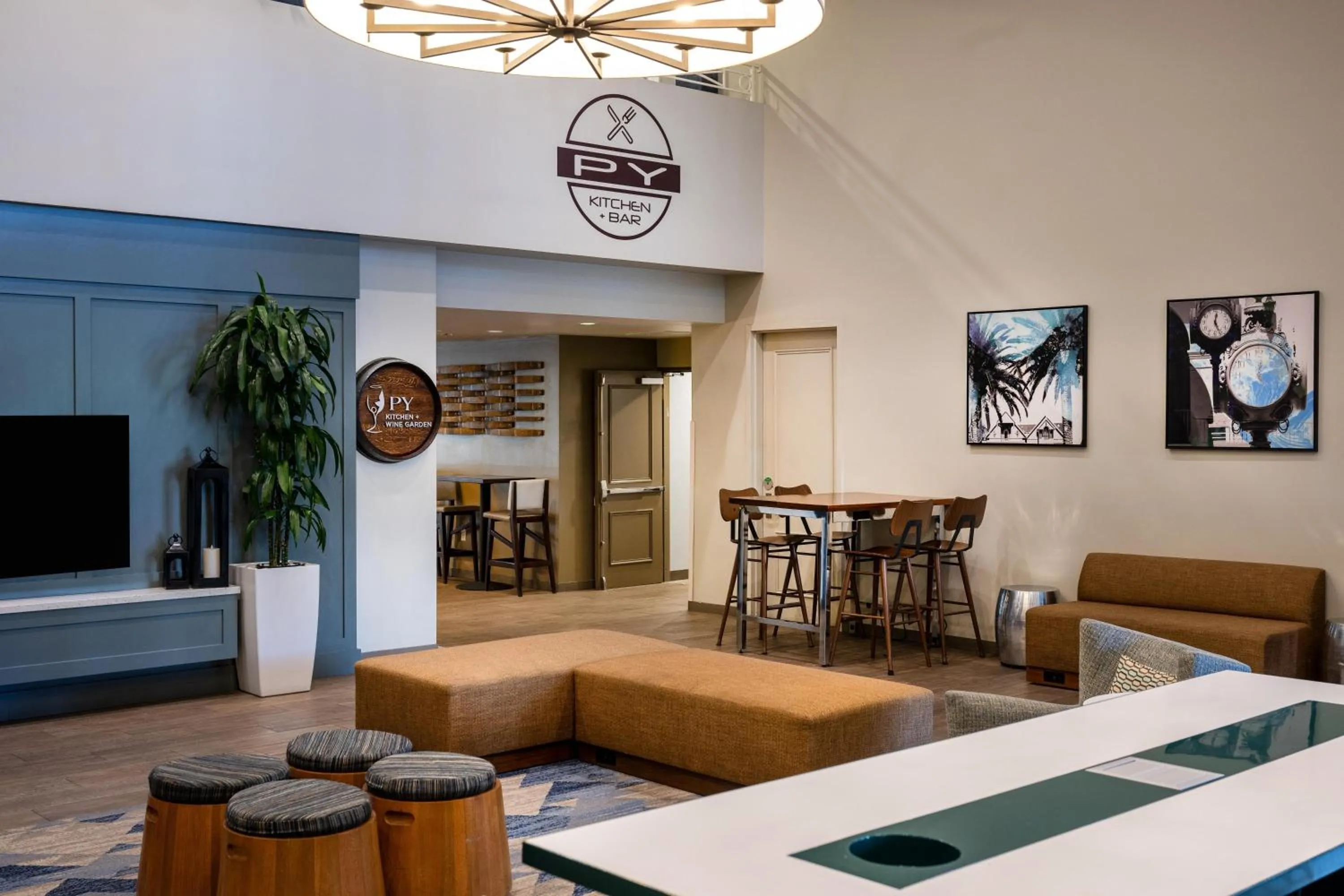Restaurant/places to eat in DoubleTree by Hilton Campbell - Pruneyard Plaza