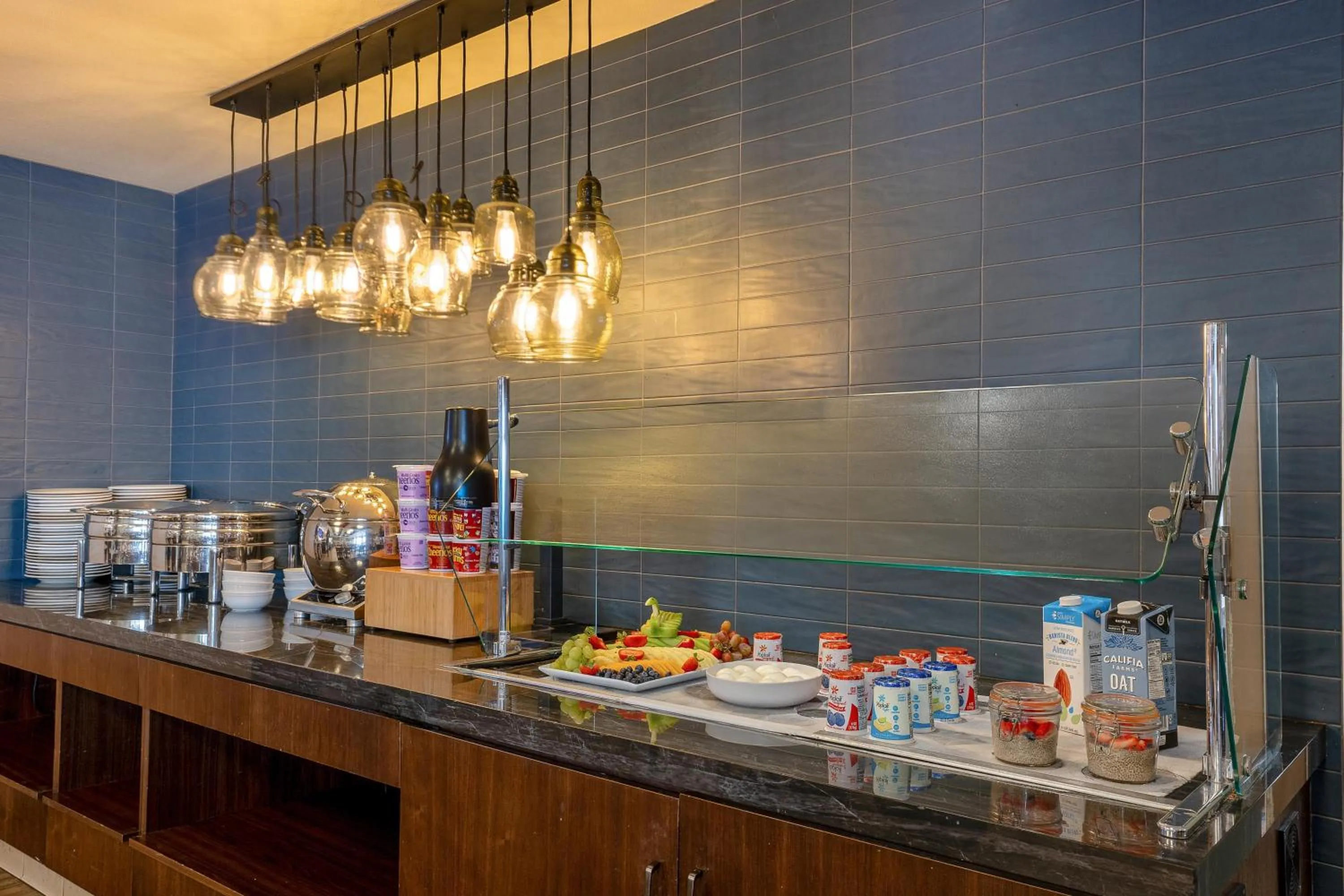 Restaurant/places to eat in DoubleTree by Hilton Campbell - Pruneyard Plaza