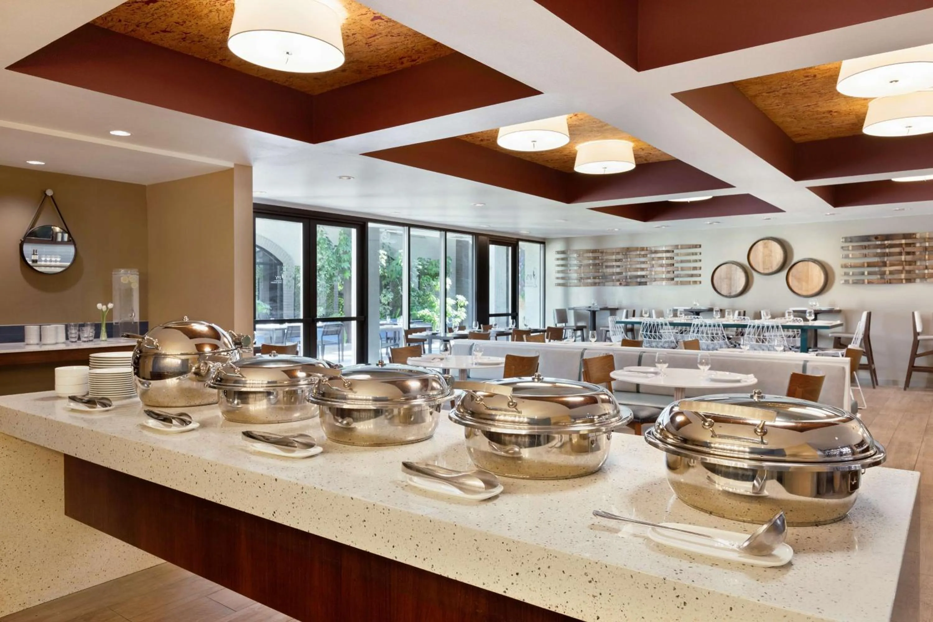 Restaurant/places to eat in DoubleTree by Hilton Campbell - Pruneyard Plaza