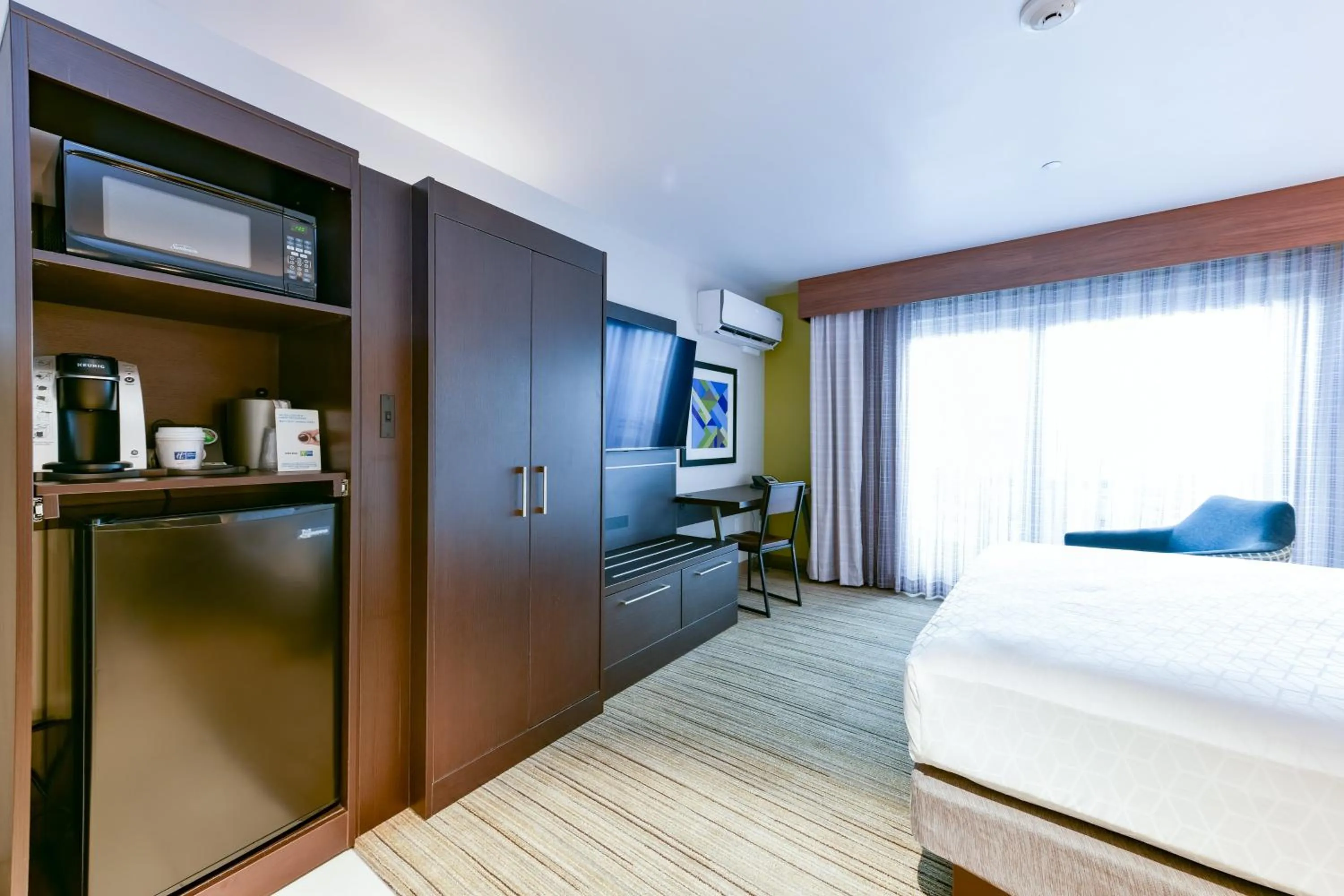 Photo of the whole room, Bed in Holiday Inn Express Mill Valley San Francisco Area by IHG