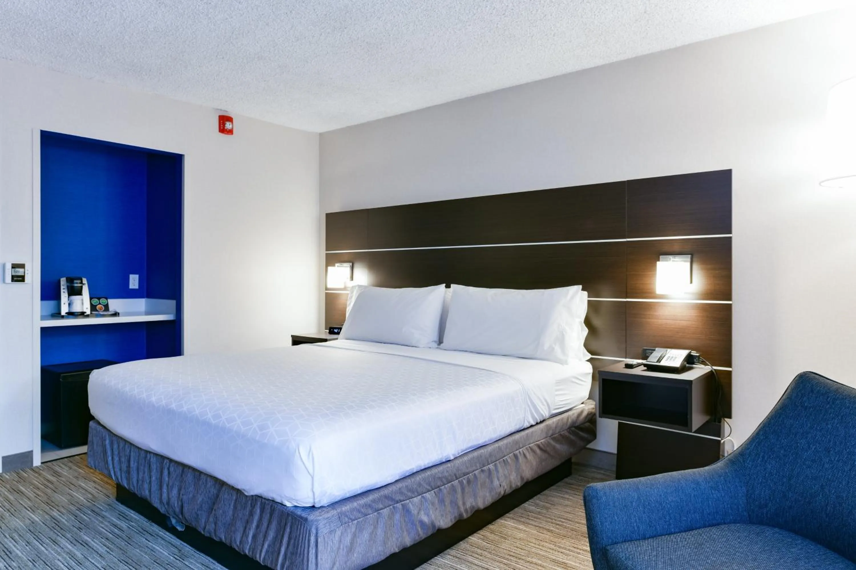 Photo of the whole room, Bed in Holiday Inn Express Mill Valley San Francisco Area by IHG
