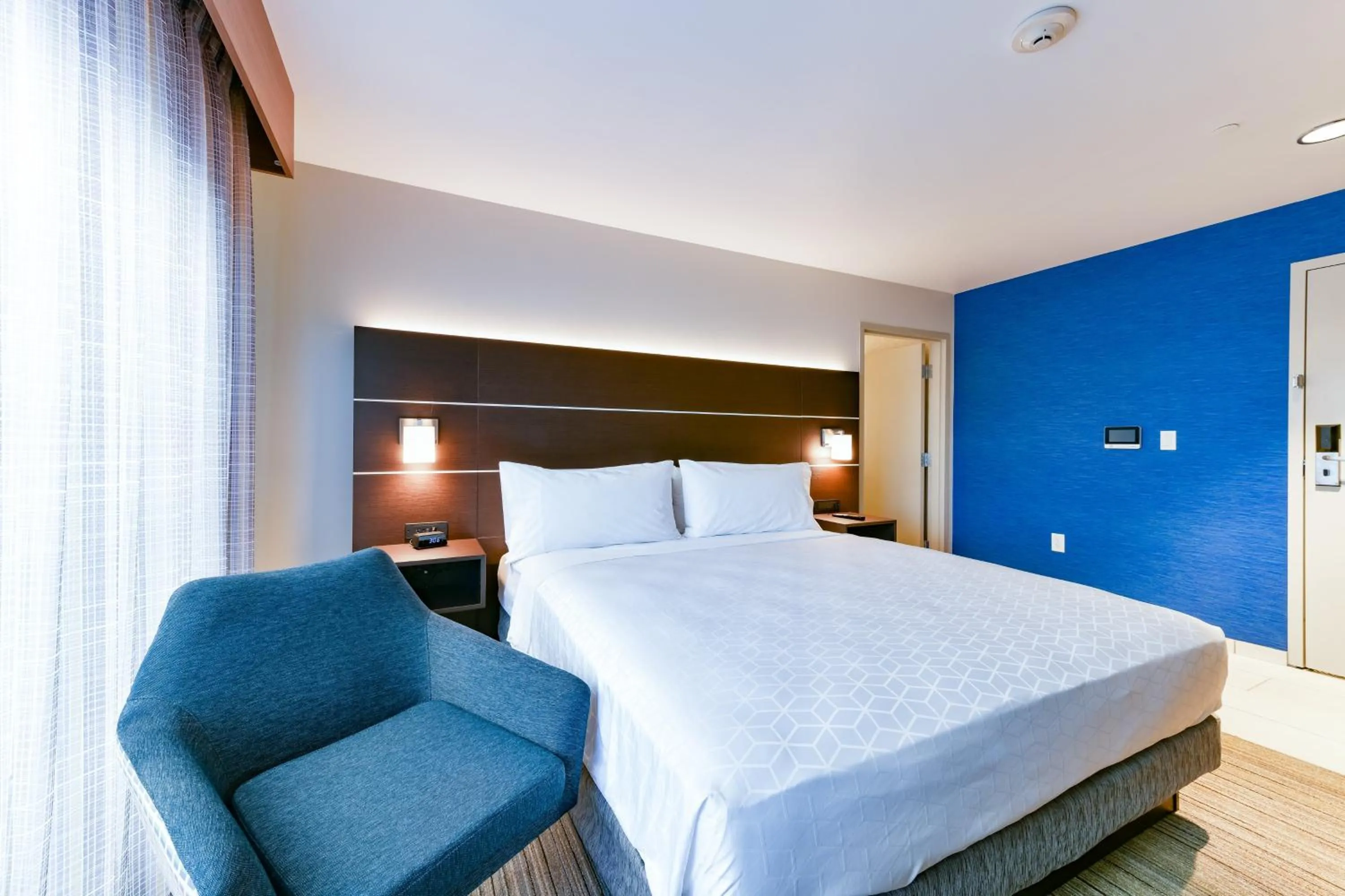 Photo of the whole room, Bed in Holiday Inn Express Mill Valley San Francisco Area by IHG