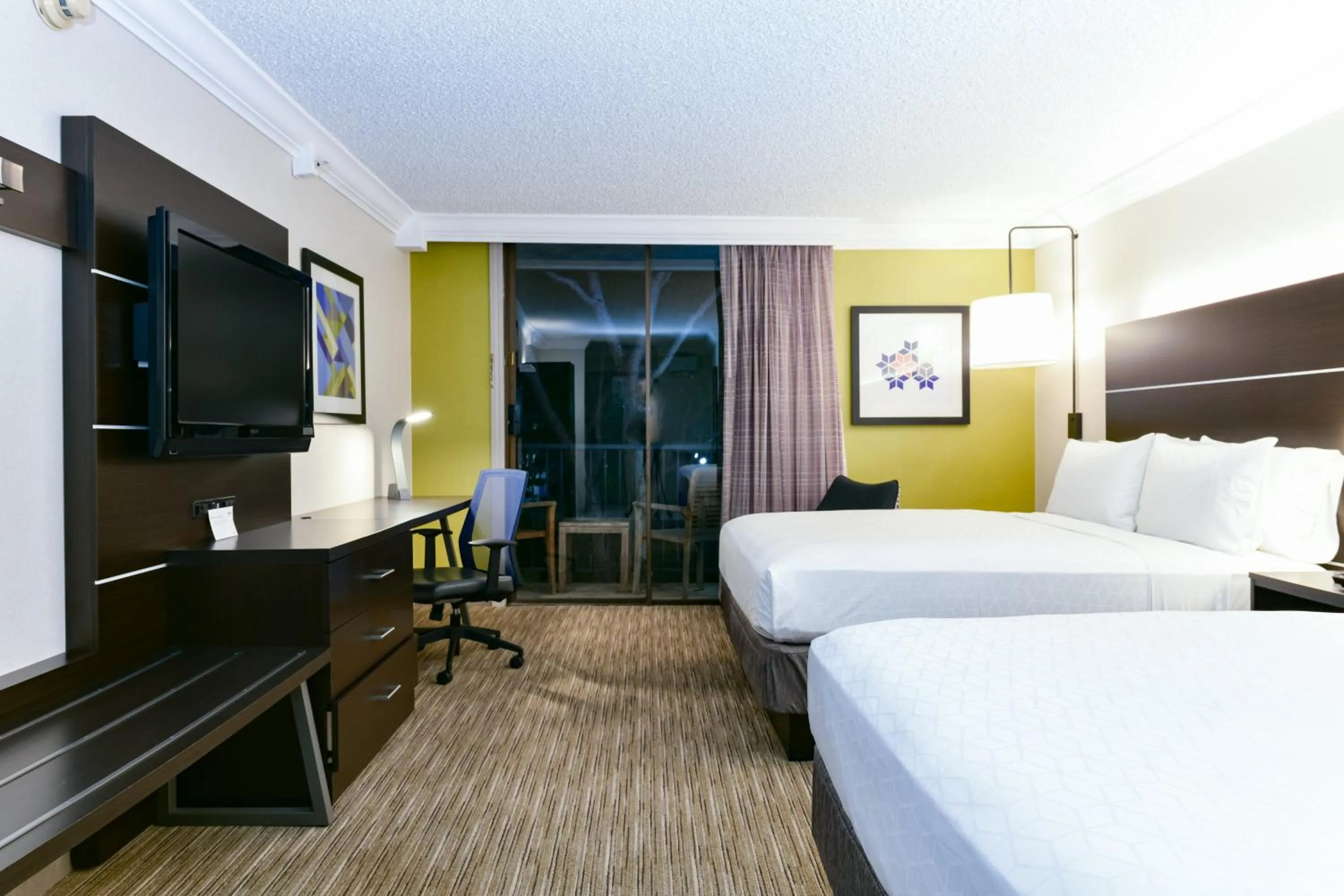 Photo of the whole room, Bed in Holiday Inn Express Mill Valley San Francisco Area by IHG