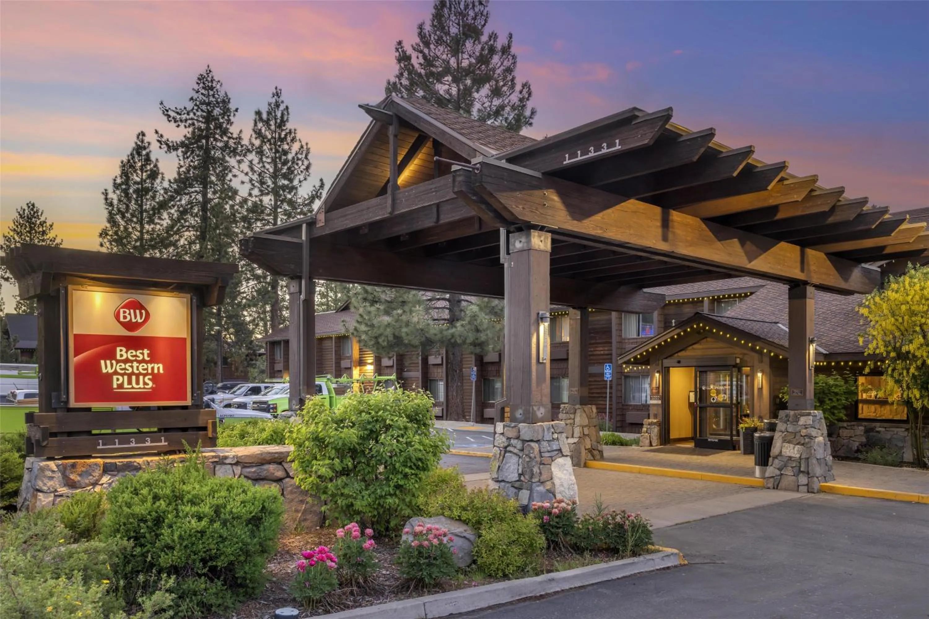 Property building in Best Western Plus Truckee-Tahoe Hotel