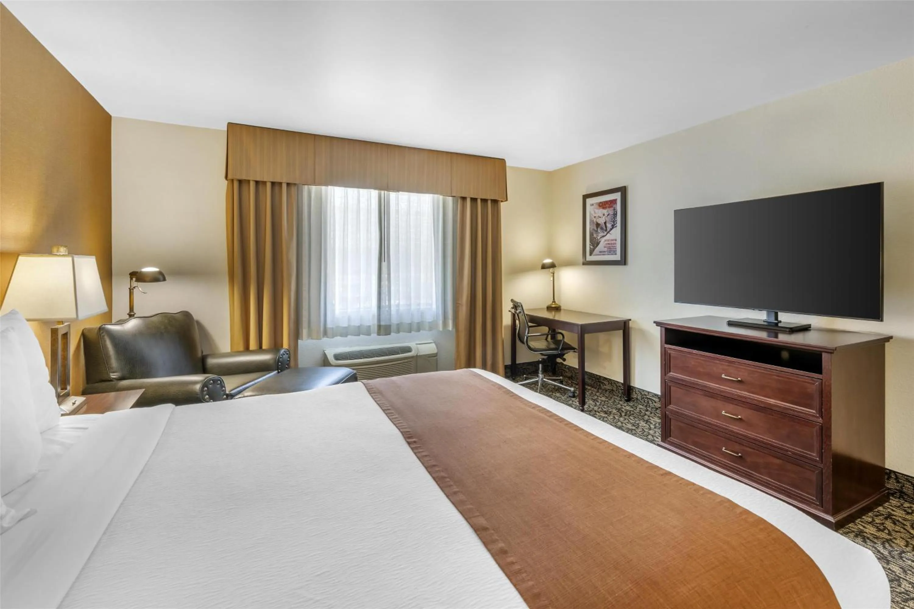 Bedroom, Bed in Best Western Plus Truckee-Tahoe Hotel