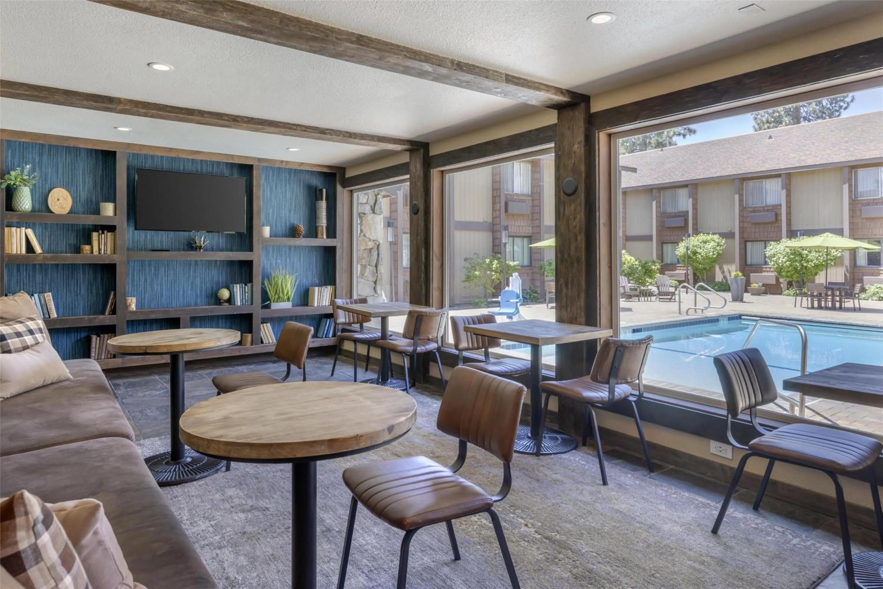 Property building in Best Western Plus Truckee-Tahoe Hotel