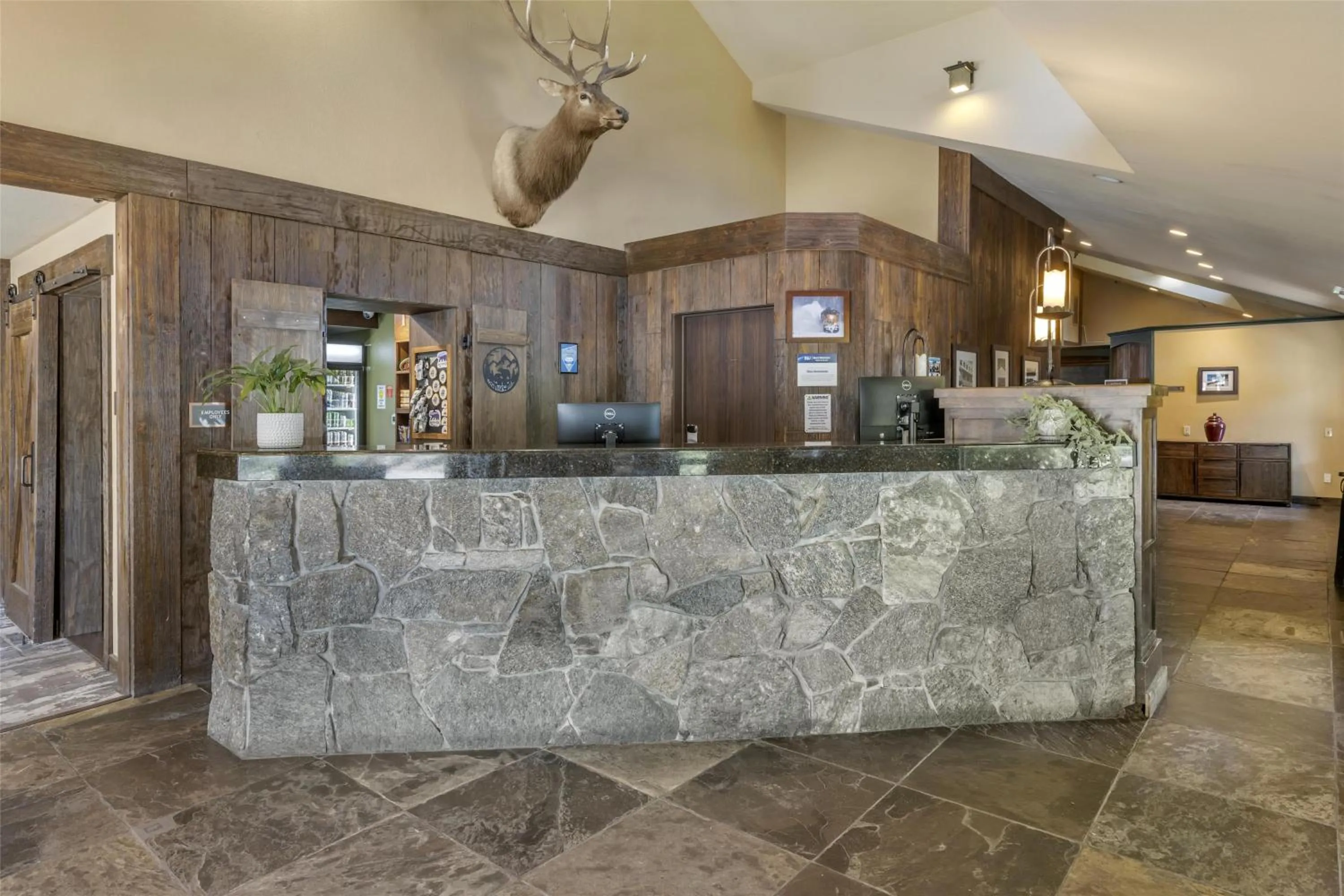 Lobby or reception in Best Western Plus Truckee-Tahoe Hotel