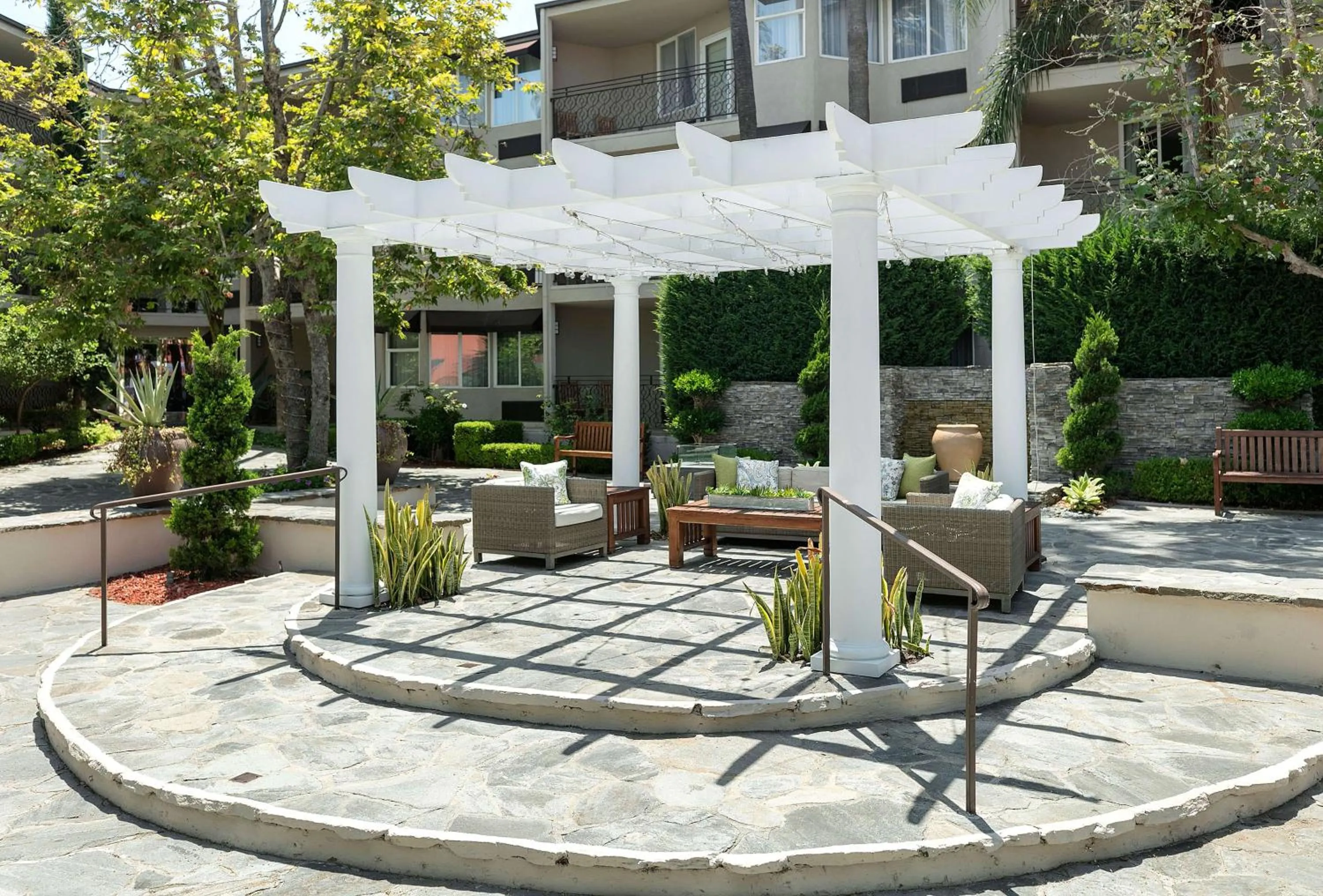 Inner courtyard view in The Belamar Hotel Manhattan Beach, Tapestry by Hilton