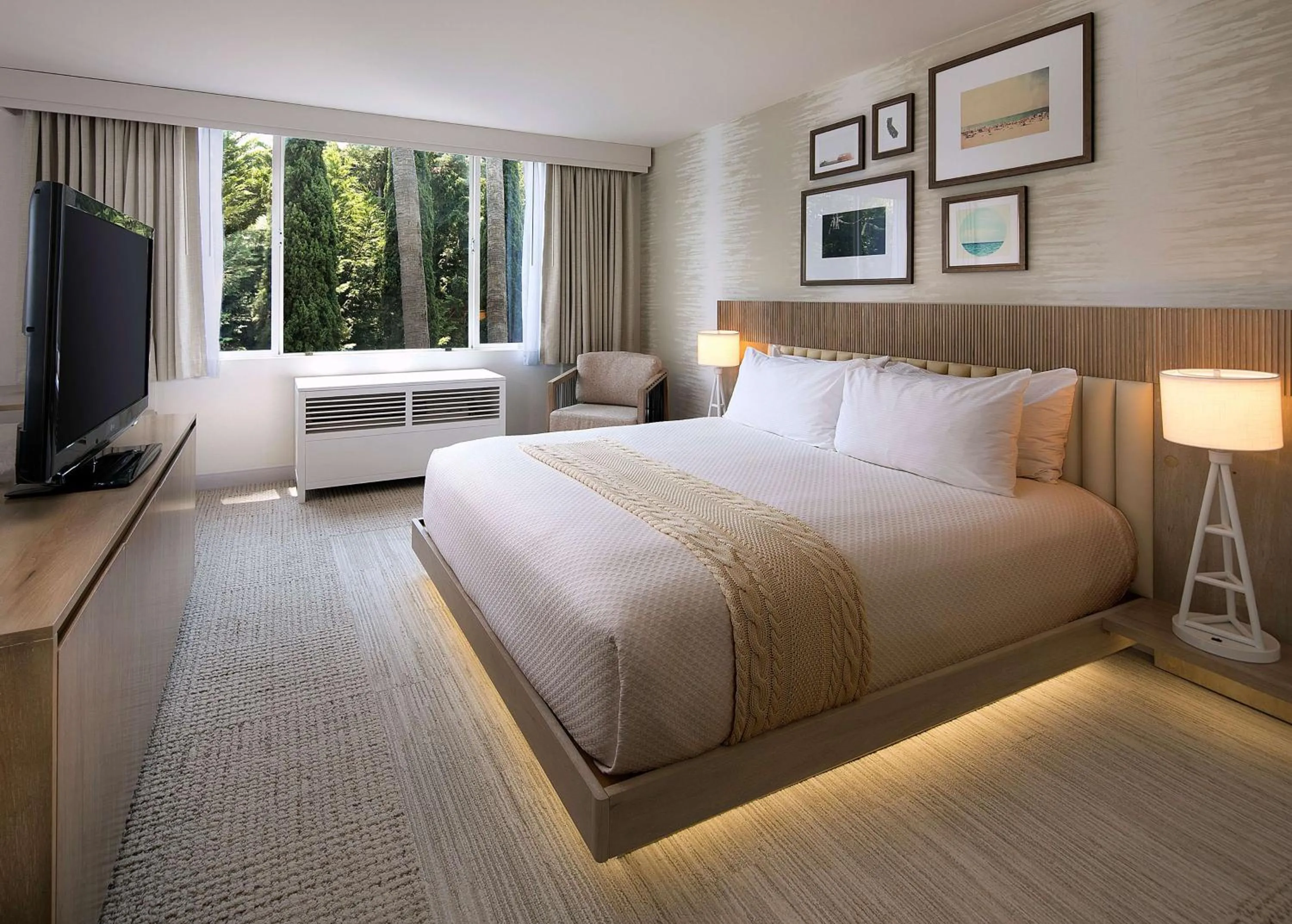 Bedroom, Bed in The Belamar Hotel Manhattan Beach, Tapestry by Hilton