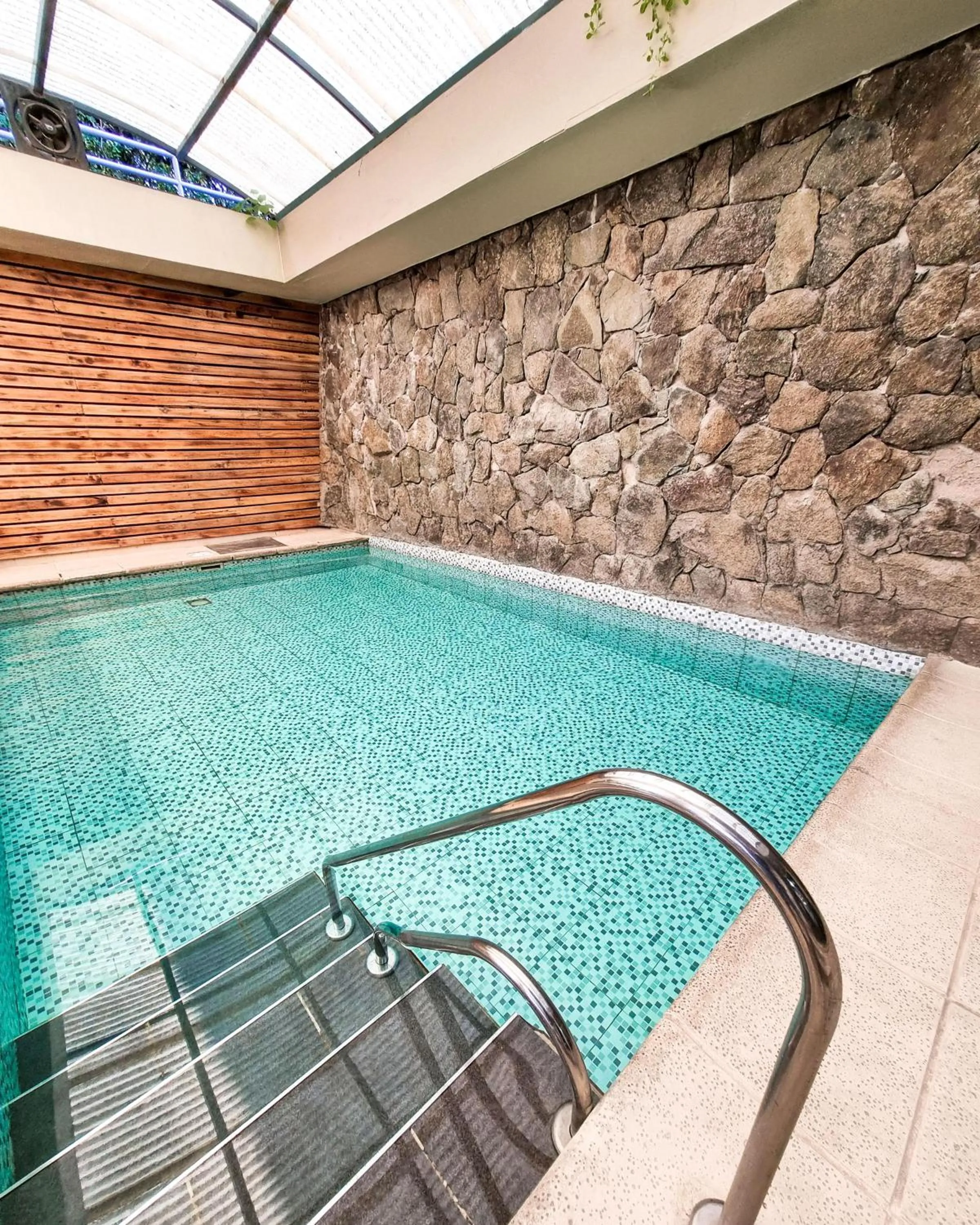 Swimming pool in Howard Johnson Hotel & Spa Villa General Belgrano