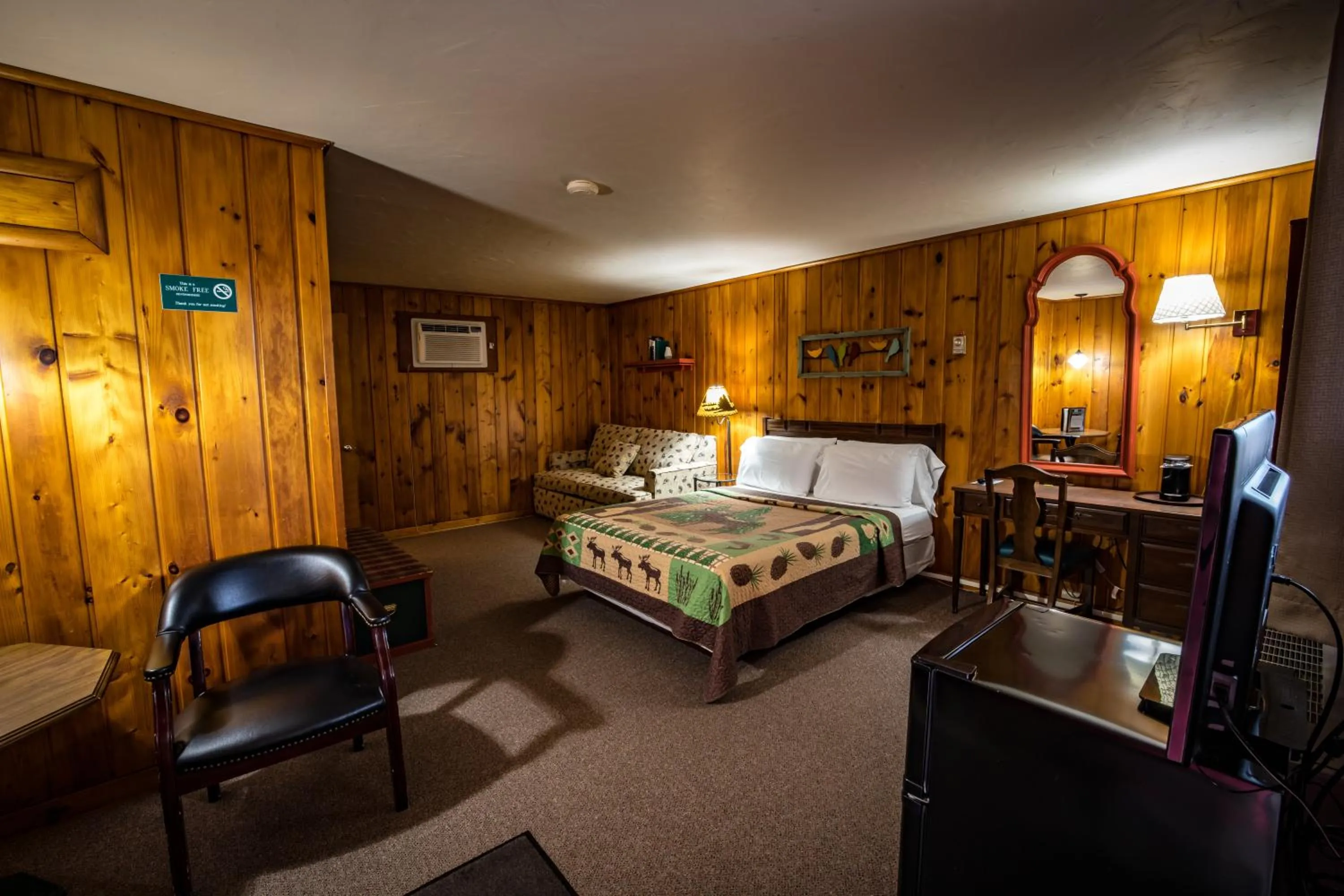 Photo of the whole room, Bed in Riverside Motel