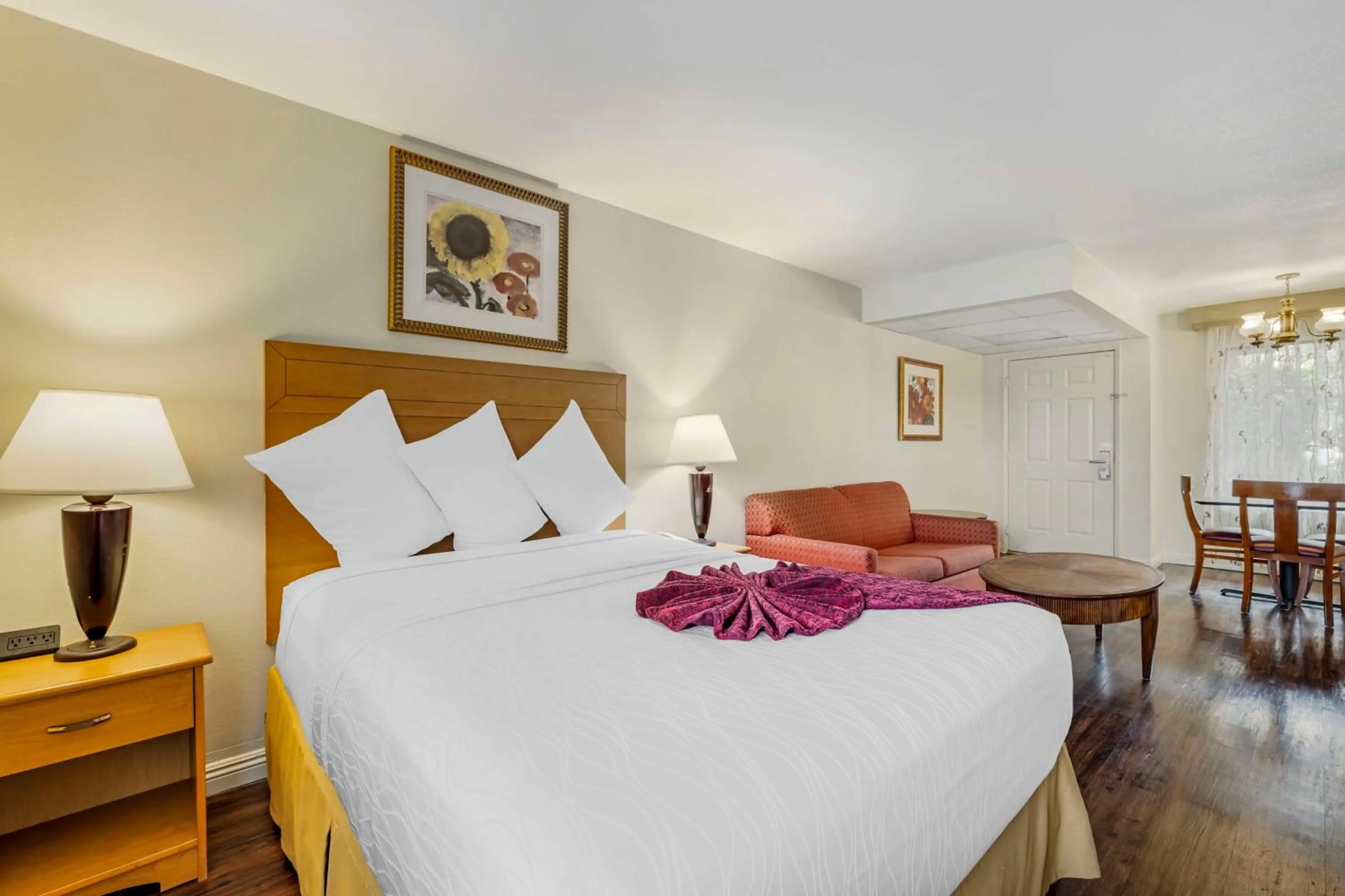 Photo of the whole room, Bed in Best Western Plus Palm Desert Resort