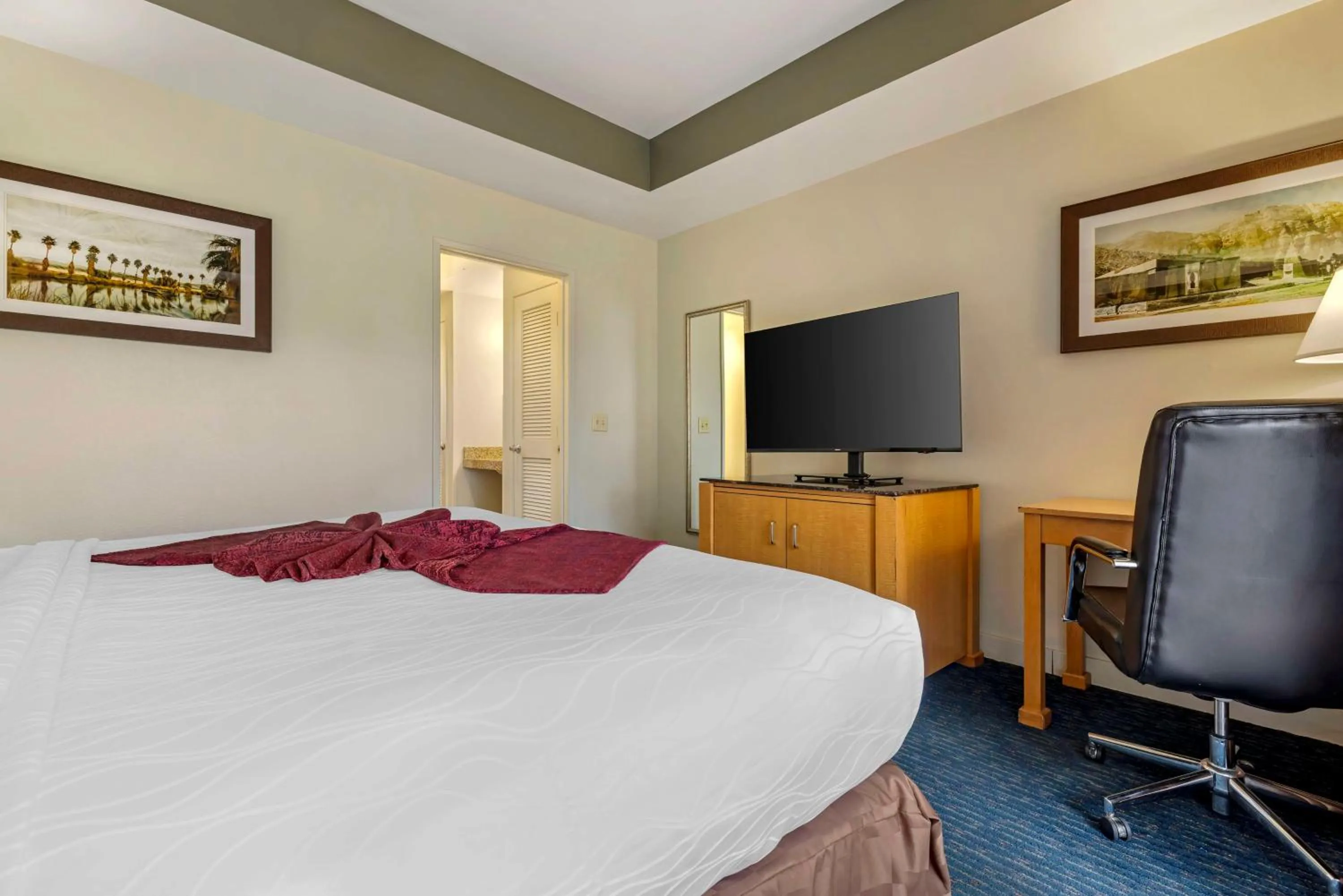 Photo of the whole room, Bed in Best Western Plus Palm Desert Resort