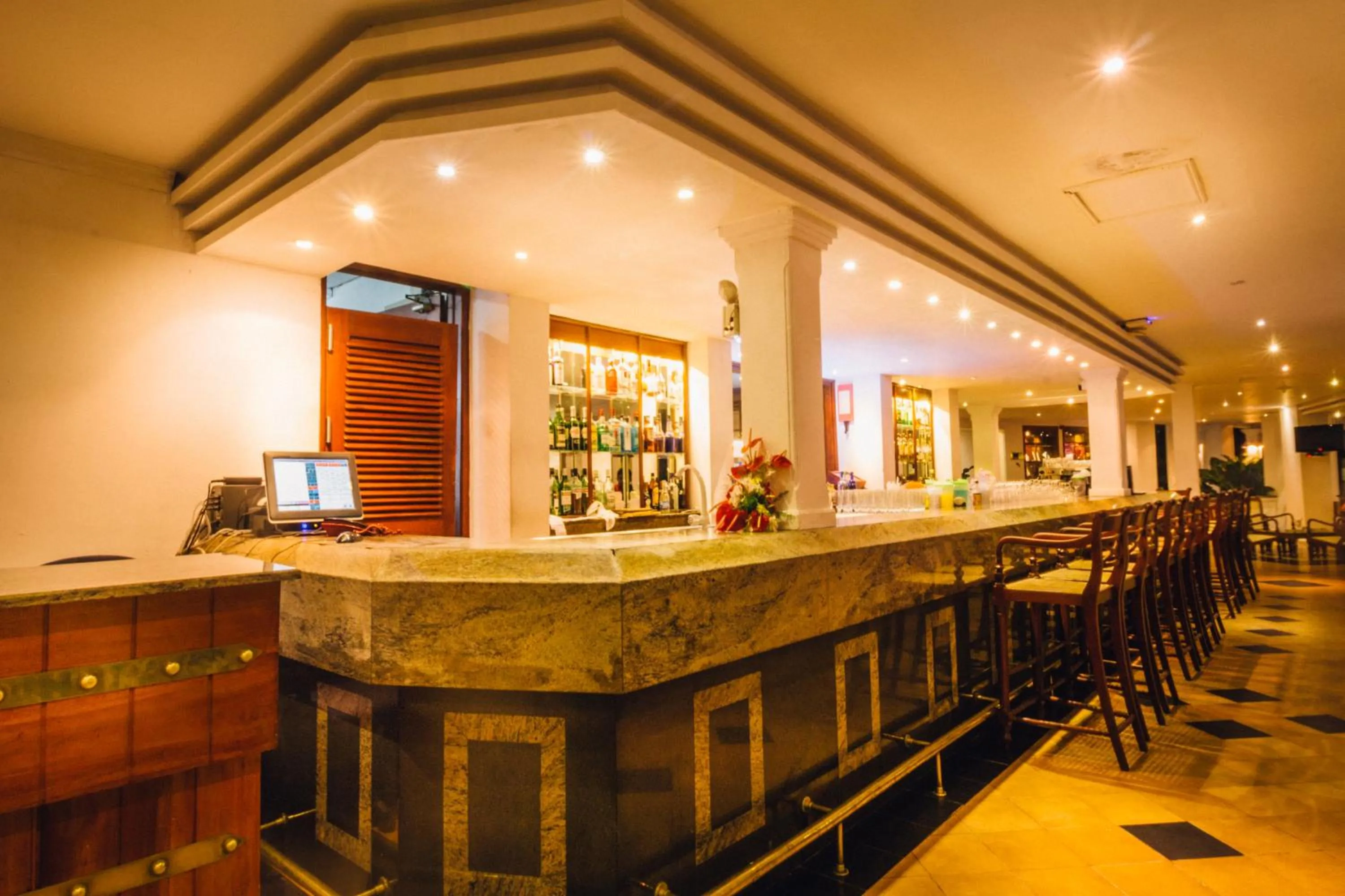 Lounge or bar in Mahaweli Reach Hotel
