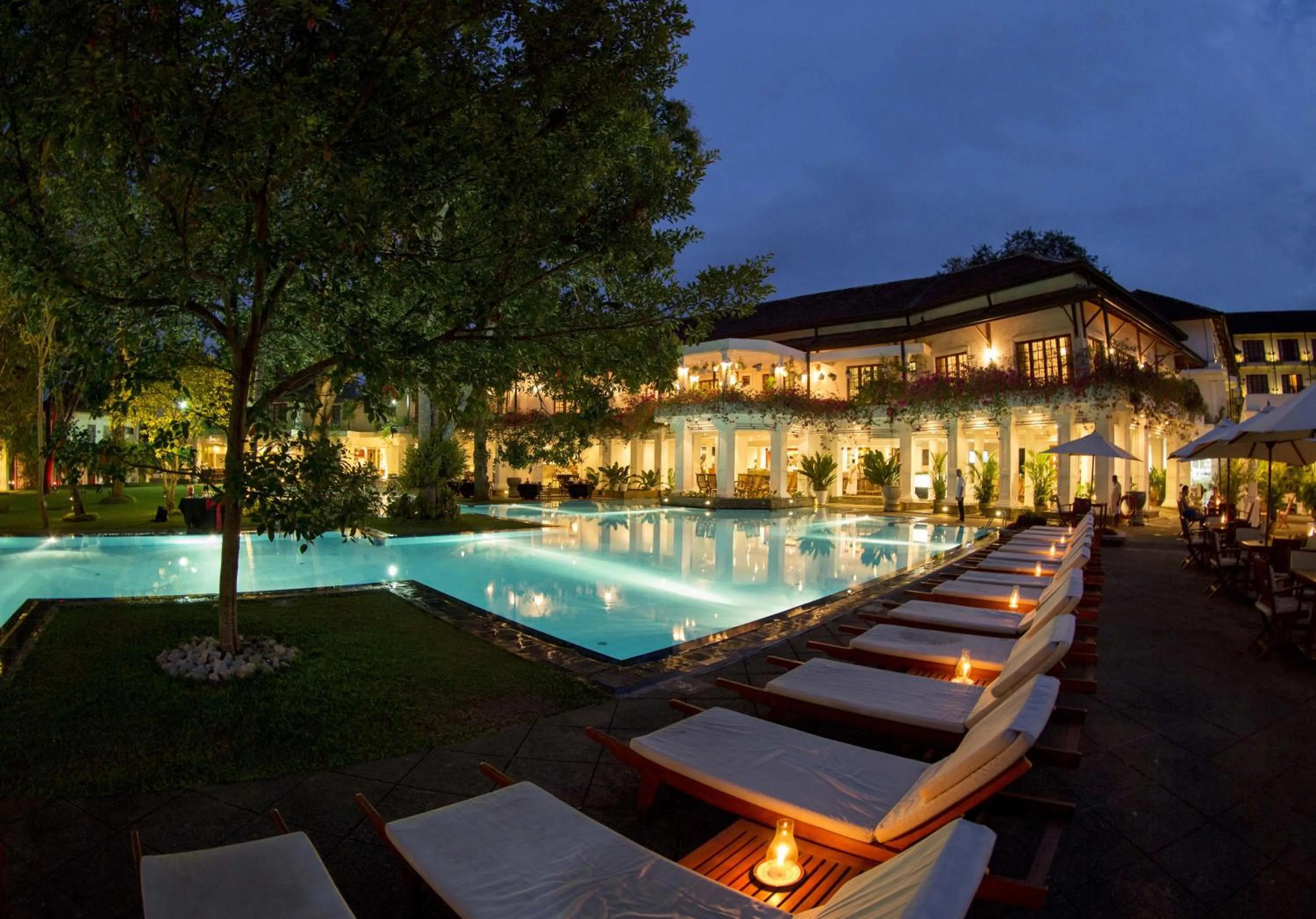 Swimming pool in Mahaweli Reach Hotel