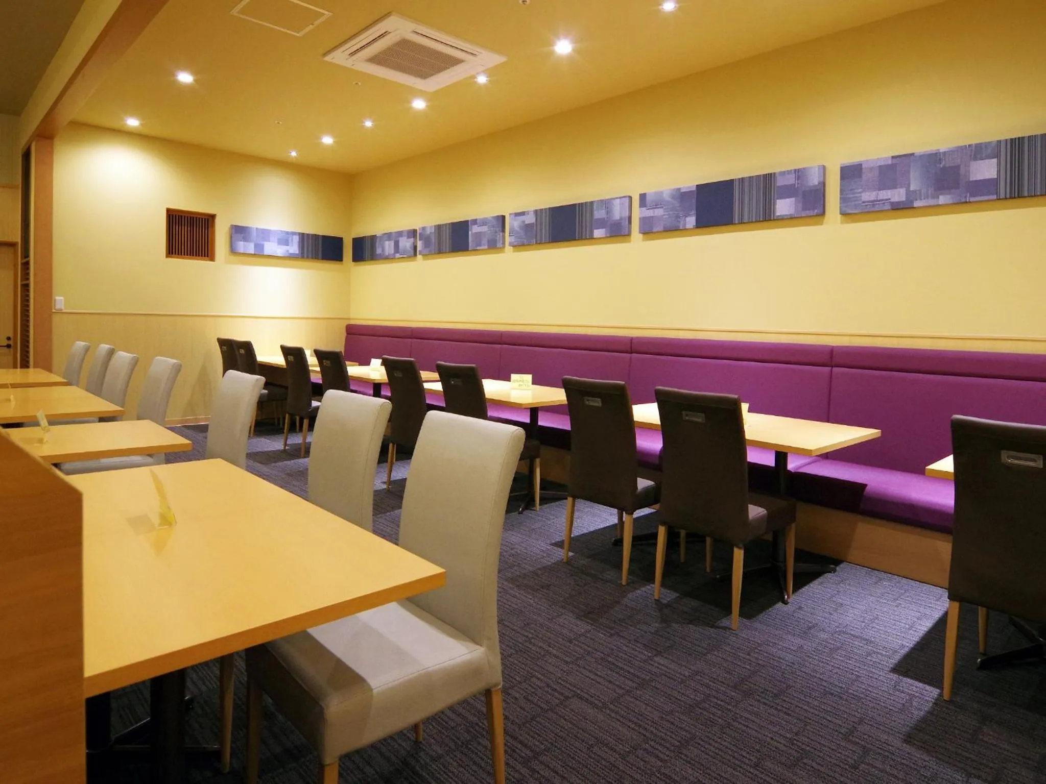 Restaurant/places to eat in Hotel Ravie Kawaryo