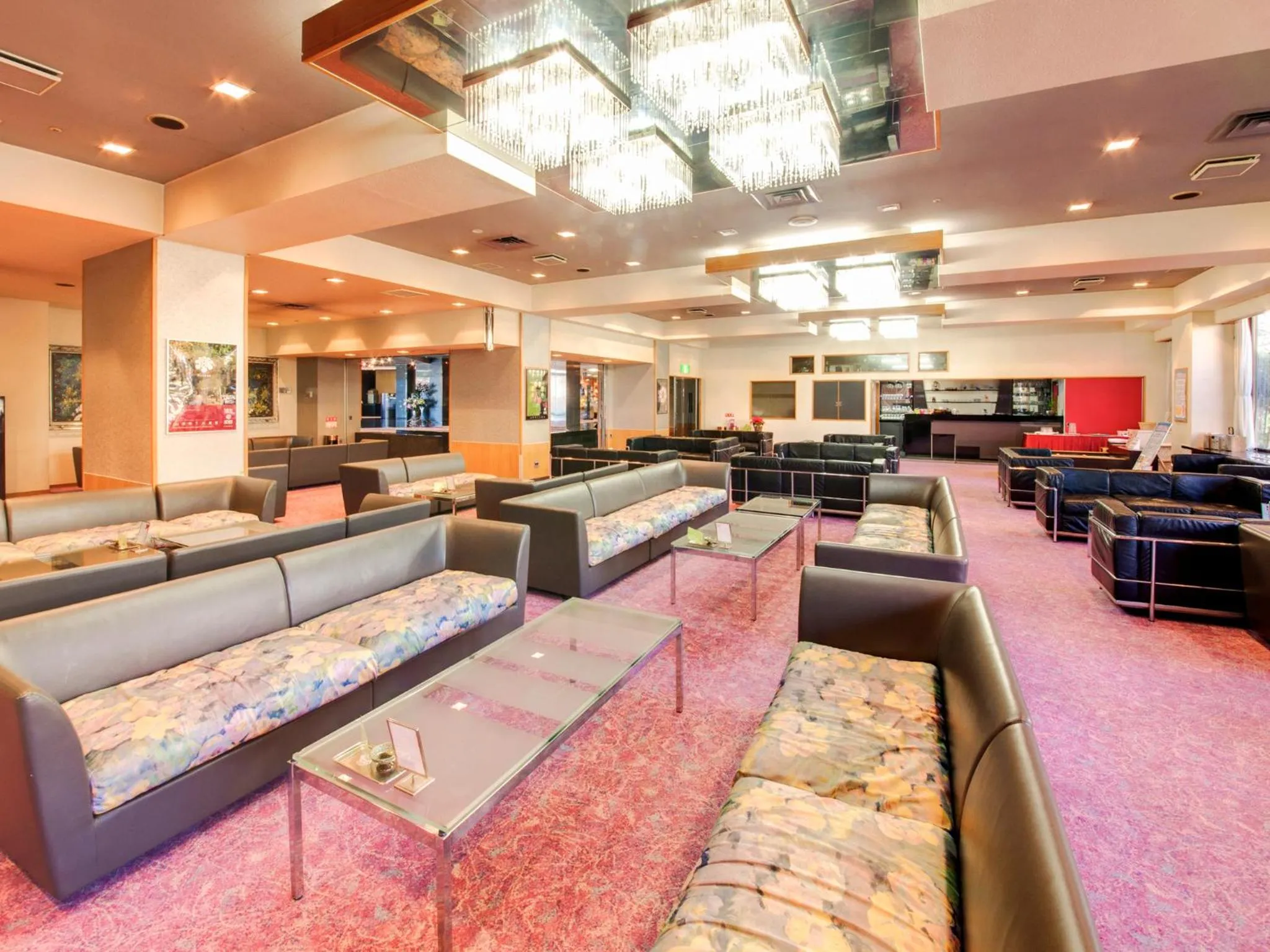 Communal lounge/ TV room in Hotel Ravie Kawaryo