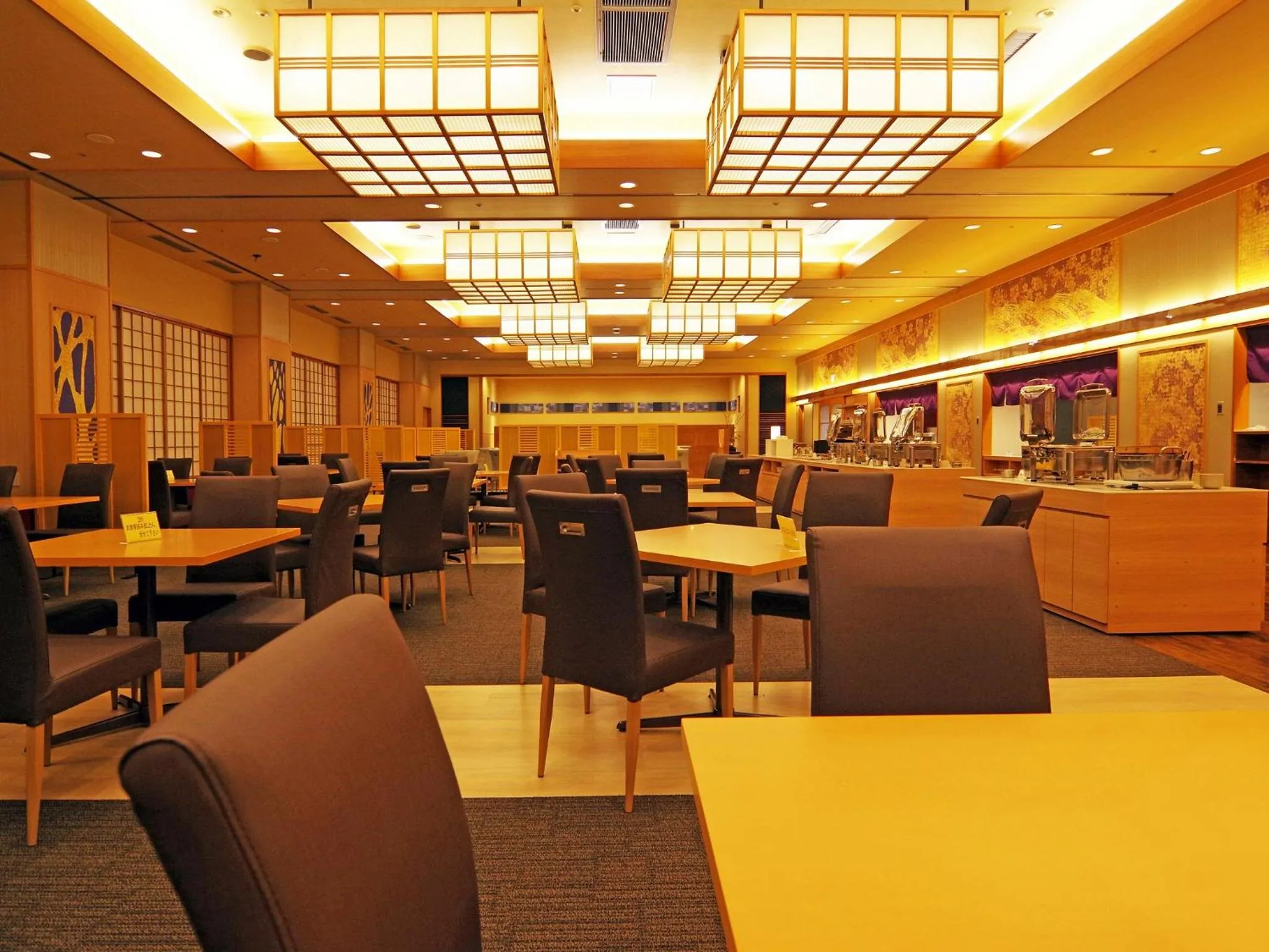 Restaurant/places to eat in Hotel Ravie Kawaryo