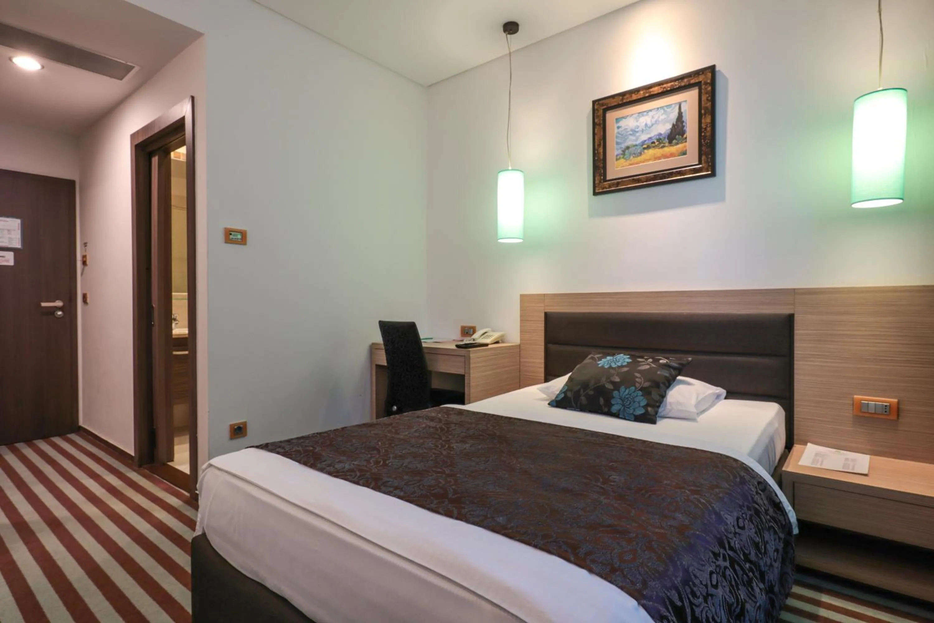 Shower, Bed in Hotel Nartel