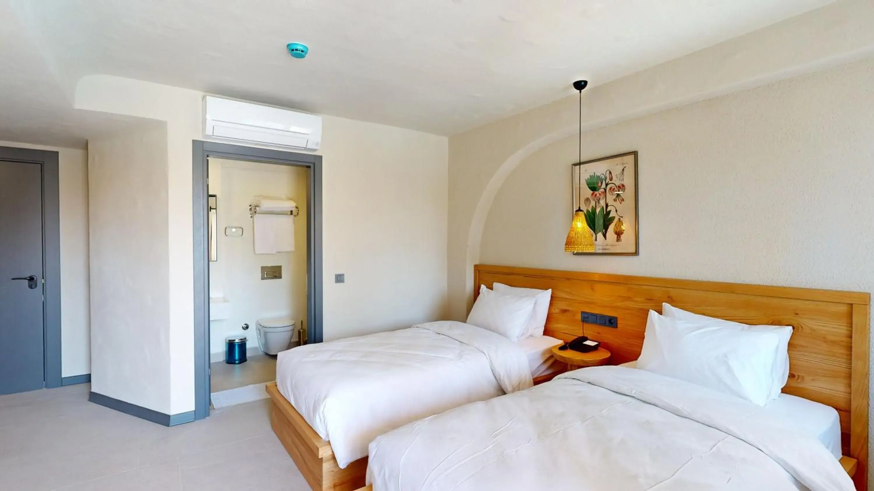 Twin Room with Pool View in Unsal Hotel Twin Room with Pool View in Unsal Hotel