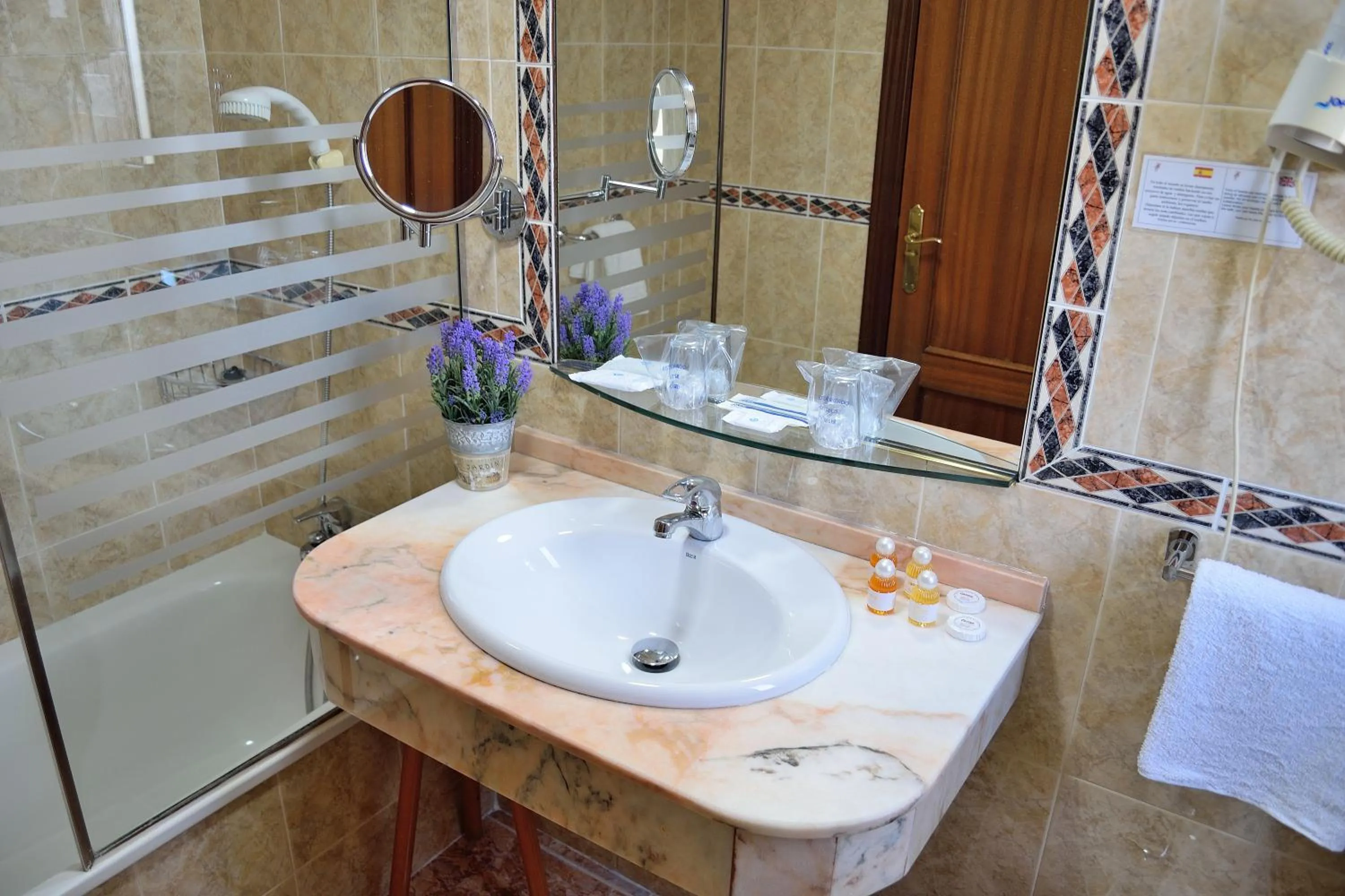 Bathroom in Hotel Mari Carmen