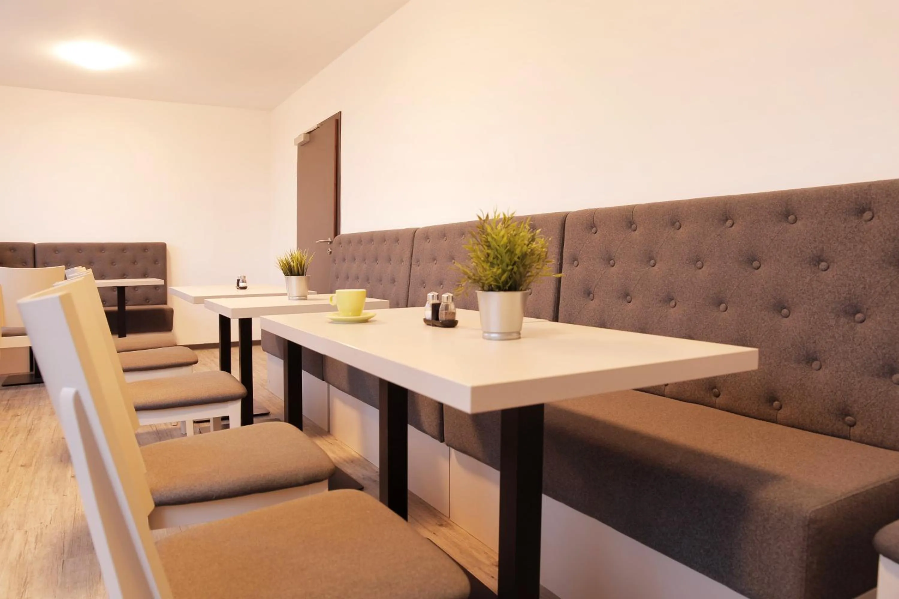 Dining area in bestprice Hotel Eschweiler