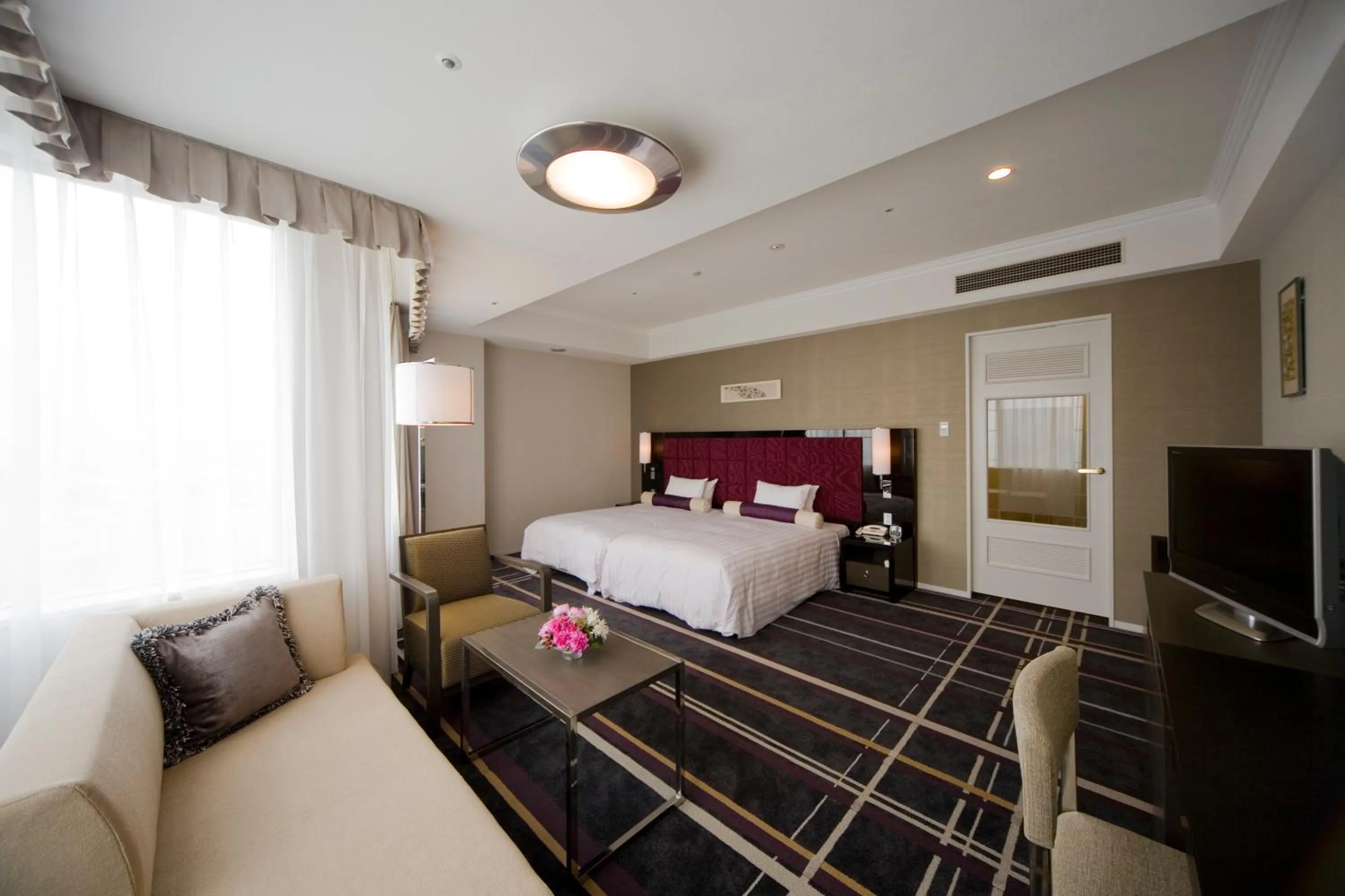 Photo of the whole room, Bed in Hotel Nikko Kanazawa