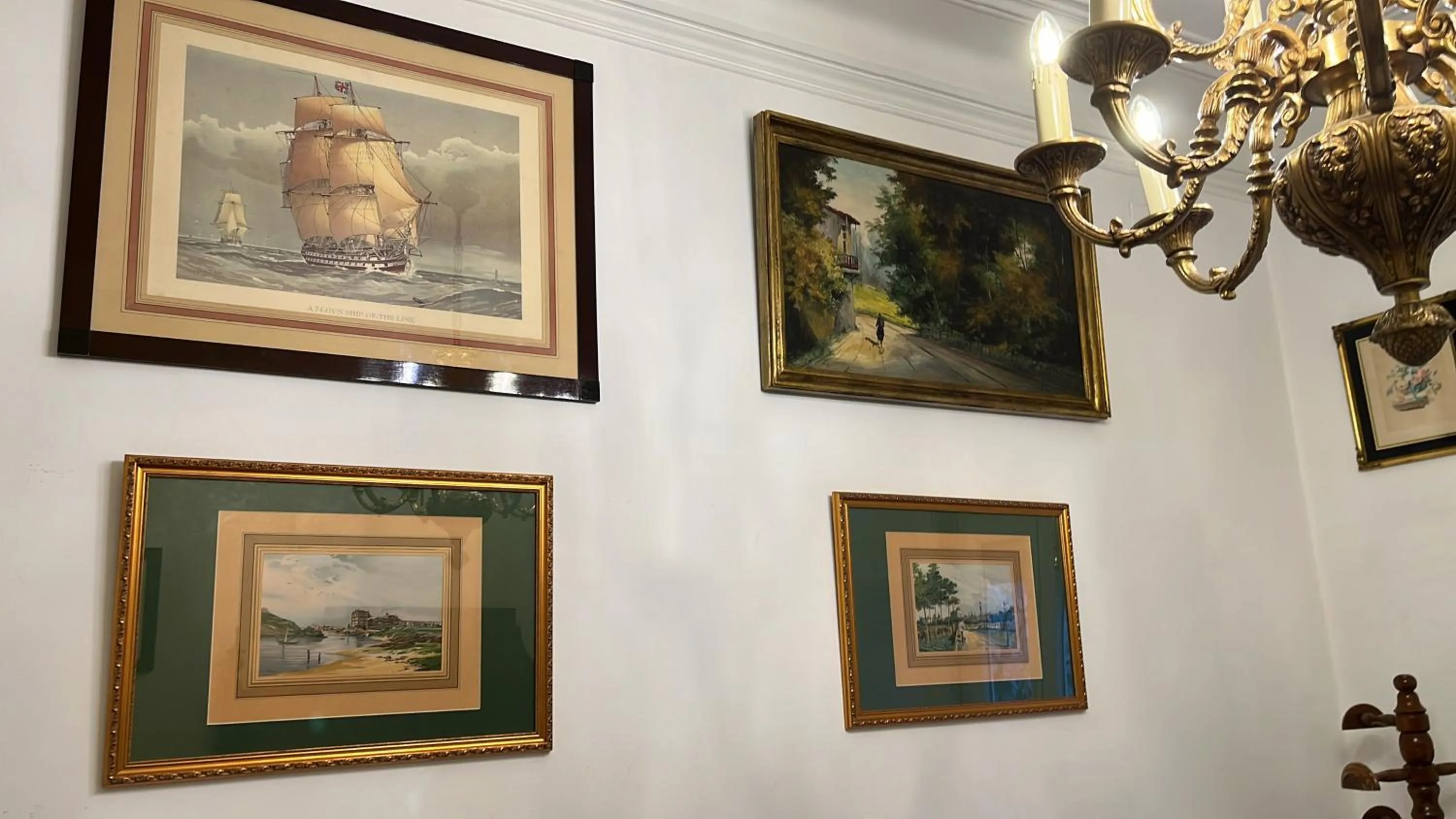 Decorative detail in Family Macedo