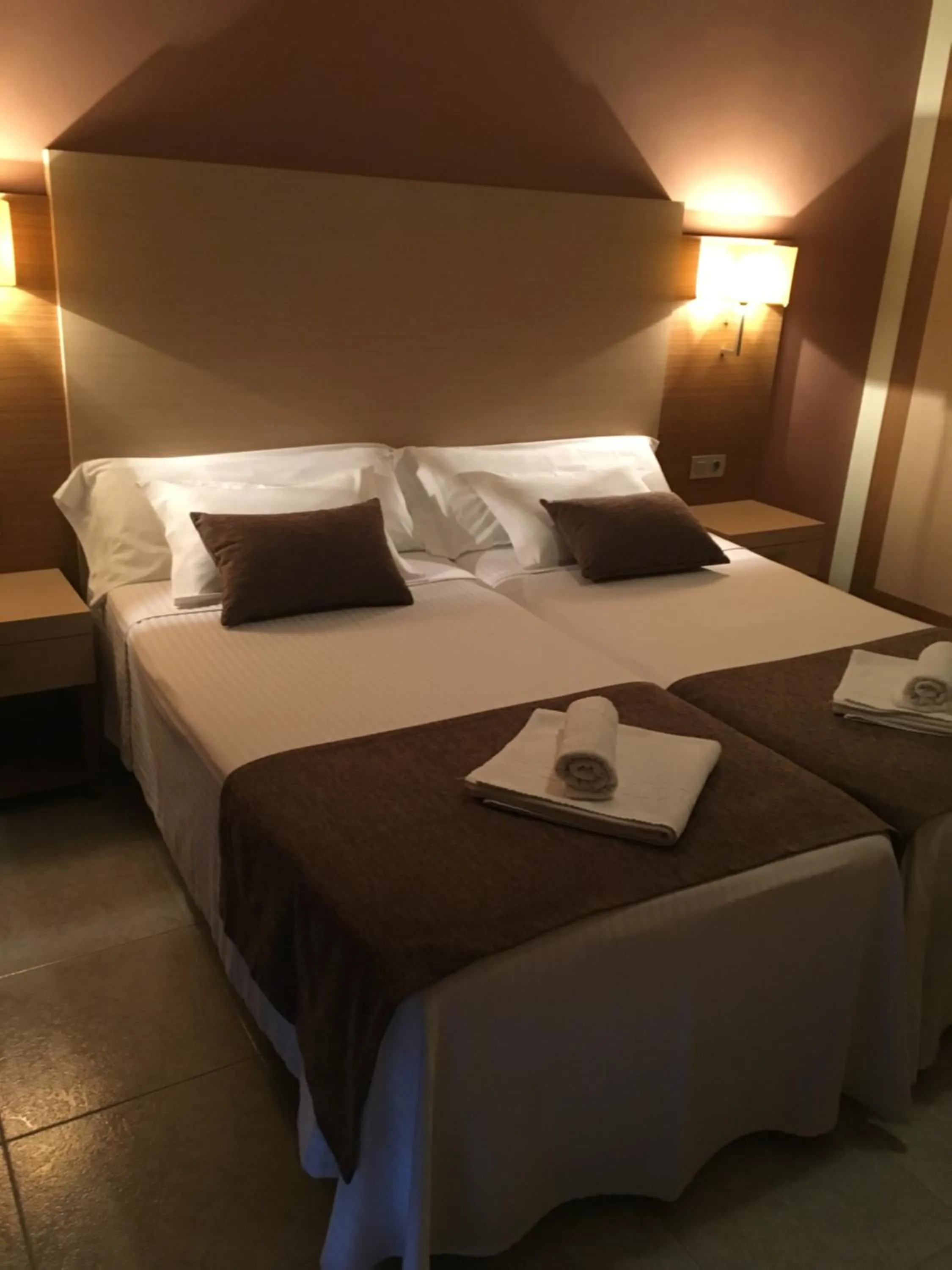 Decorative detail, Bed in Rosabel