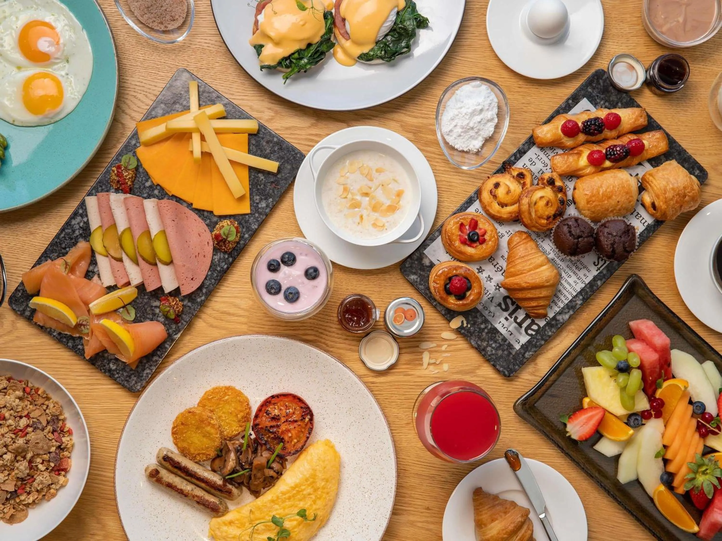 Restaurant/places to eat in Queen Elizabeth 2 Hotel