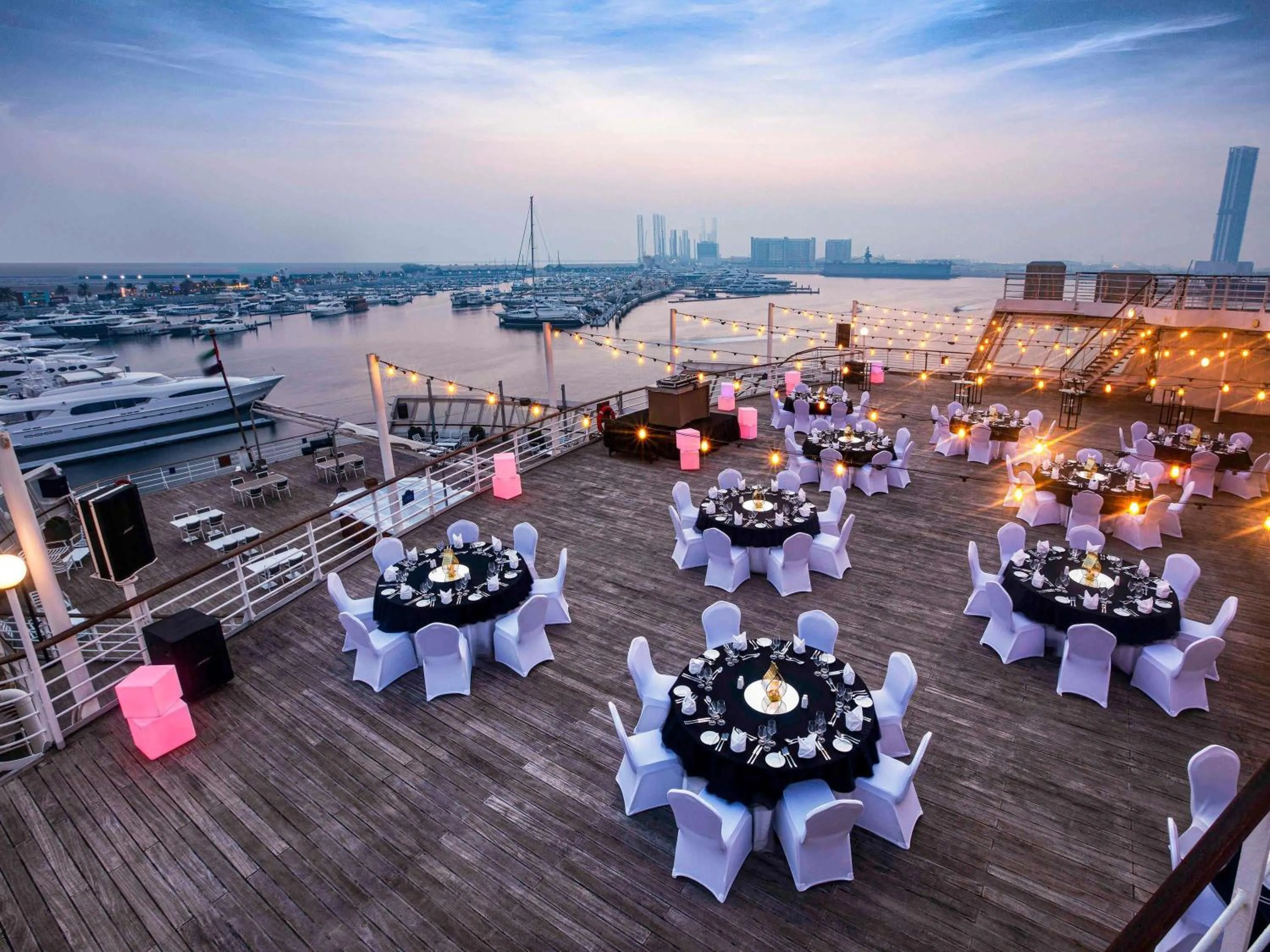 Meeting/conference room in Queen Elizabeth 2 Hotel