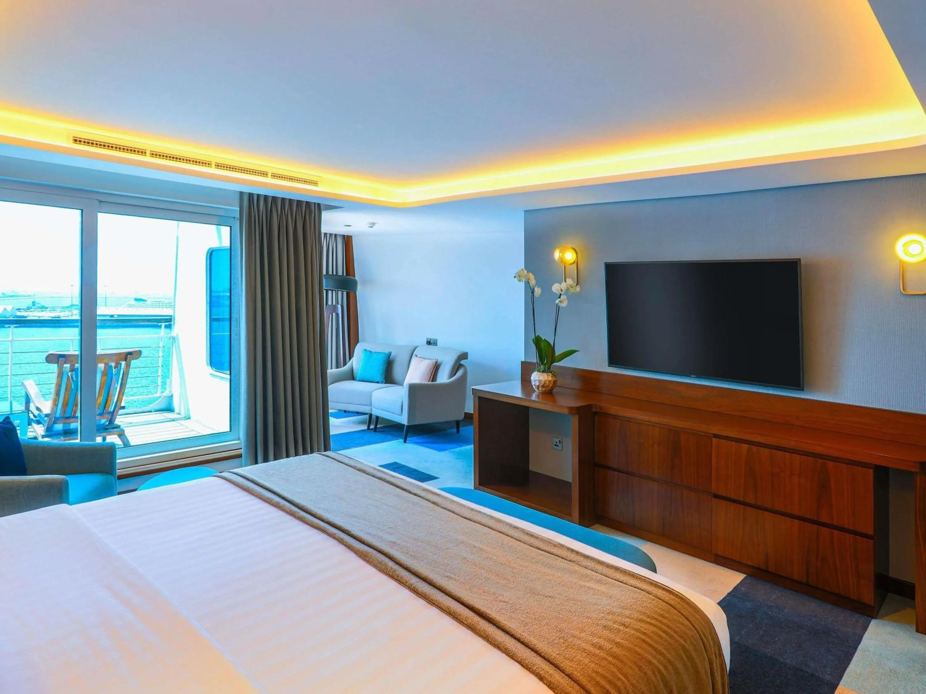 Bedroom, Bed in Queen Elizabeth 2 Hotel