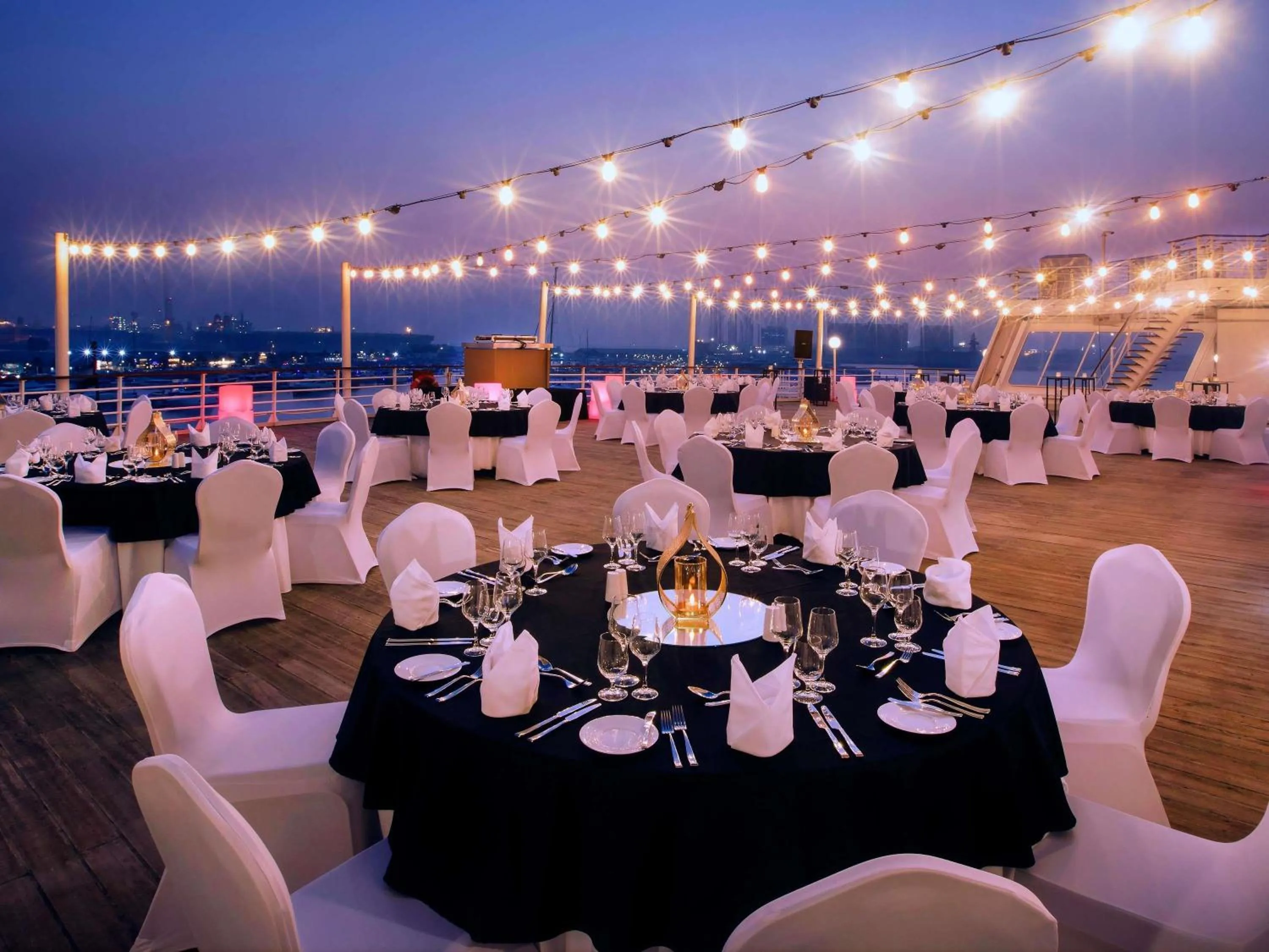 Meeting/conference room in Queen Elizabeth 2 Hotel