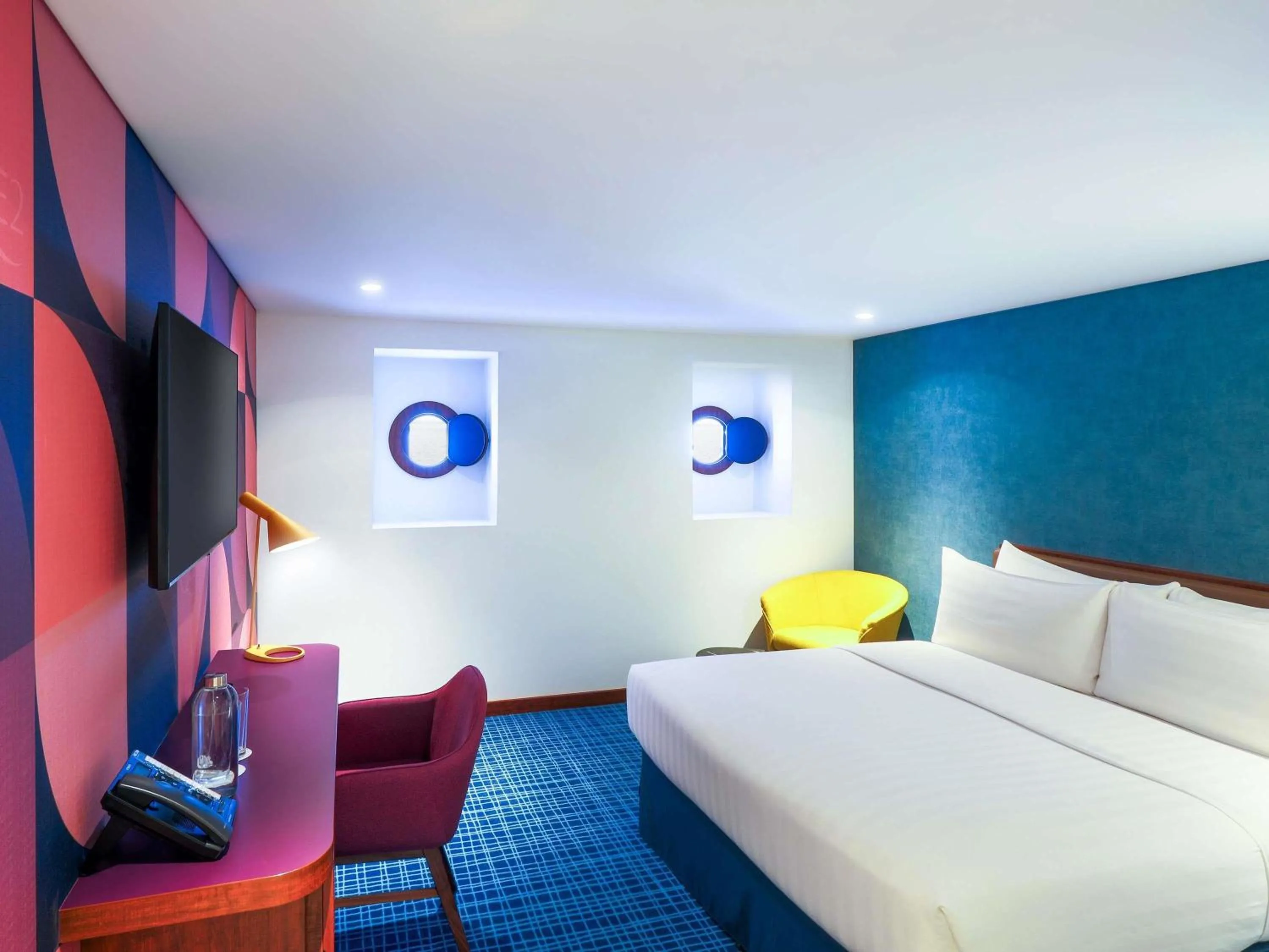 Bedroom, Bed in Queen Elizabeth 2 Hotel