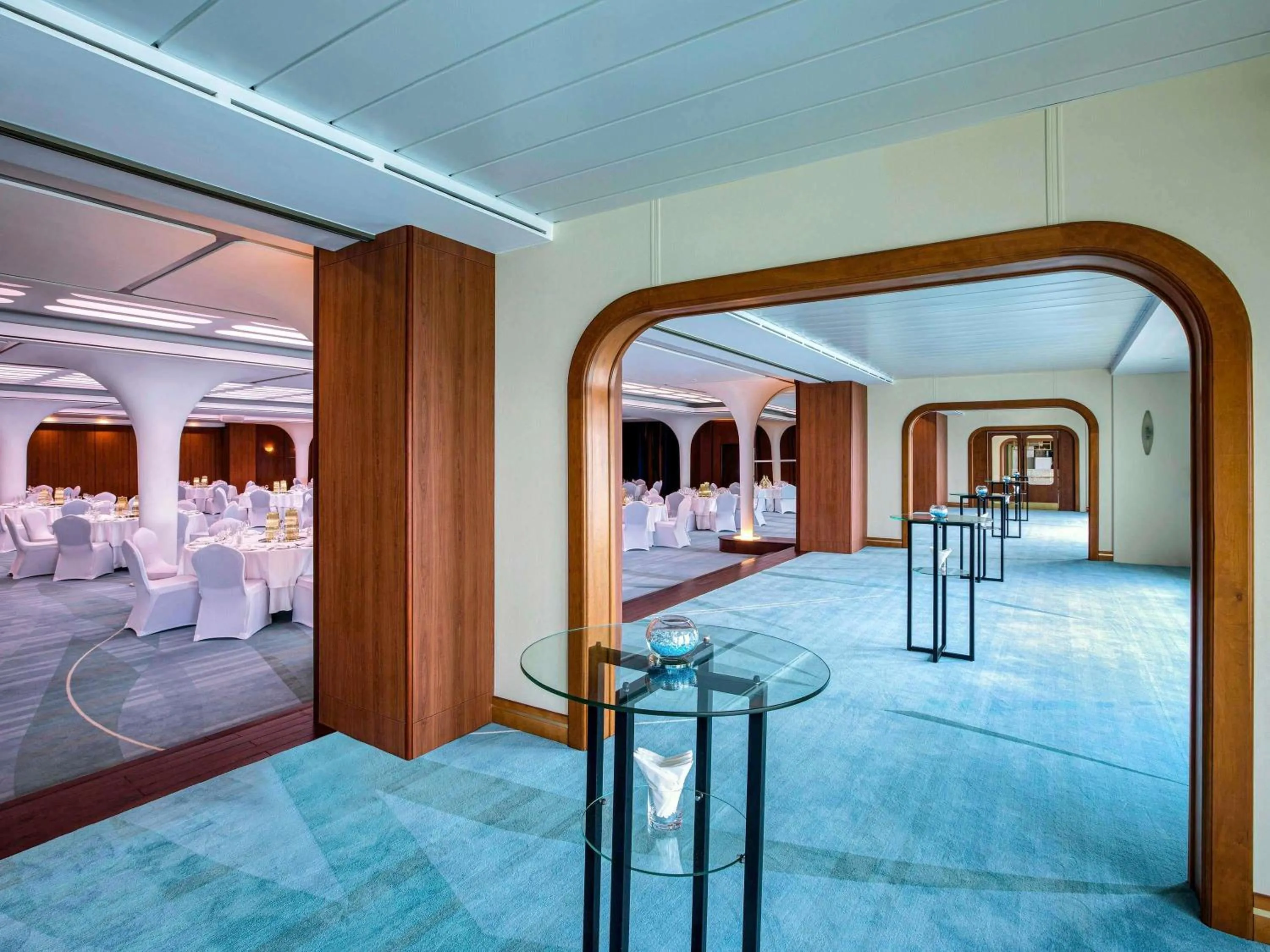 Meeting/conference room in Queen Elizabeth 2 Hotel