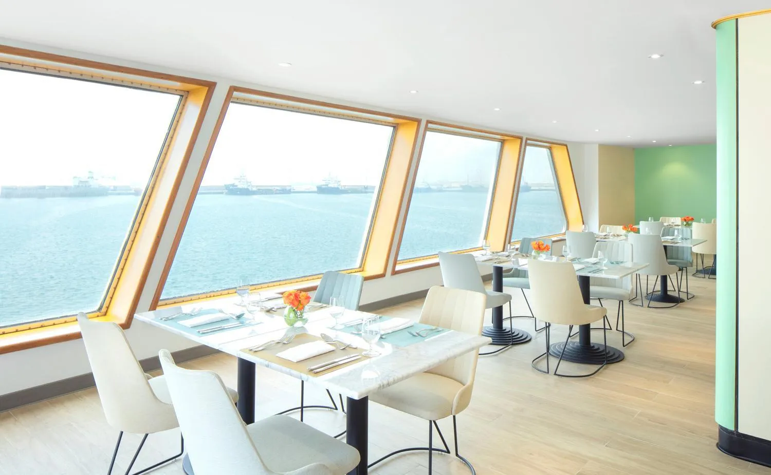 Restaurant/places to eat in Queen Elizabeth 2 Hotel