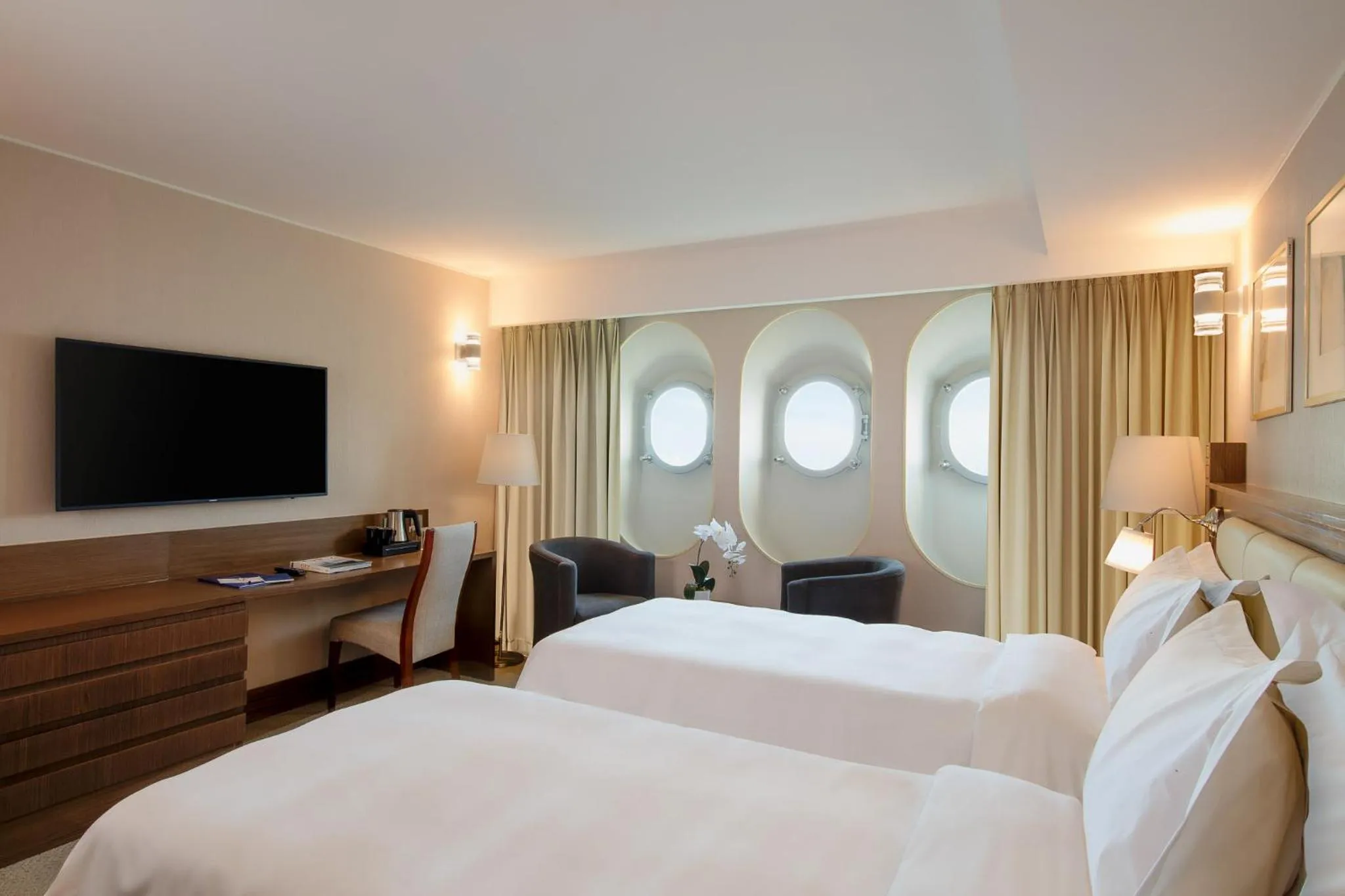 Bedroom, Bed in Queen Elizabeth 2 Hotel