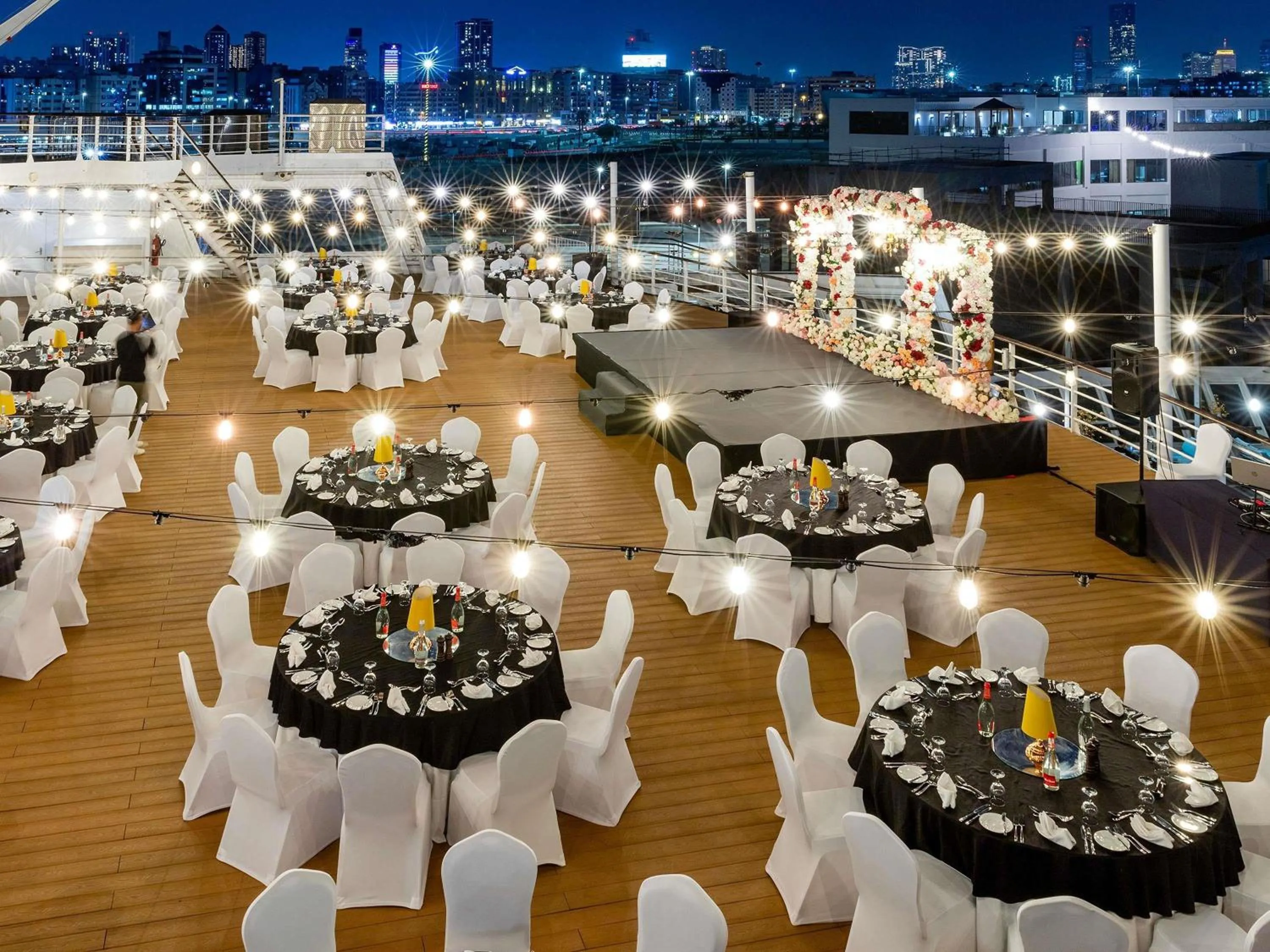 Meeting/conference room in Queen Elizabeth 2 Hotel